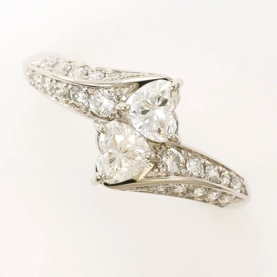 PT900 PLATINUM RING DIAMOND: PT900 Platinum Ring, Diamond Brand: Unbranded Type/Style: Band ring Material: Platinum 900 Main Stone Natural Color: Platinum Size: 6.5 US Accessories: None Accessories Notice: When purchasing