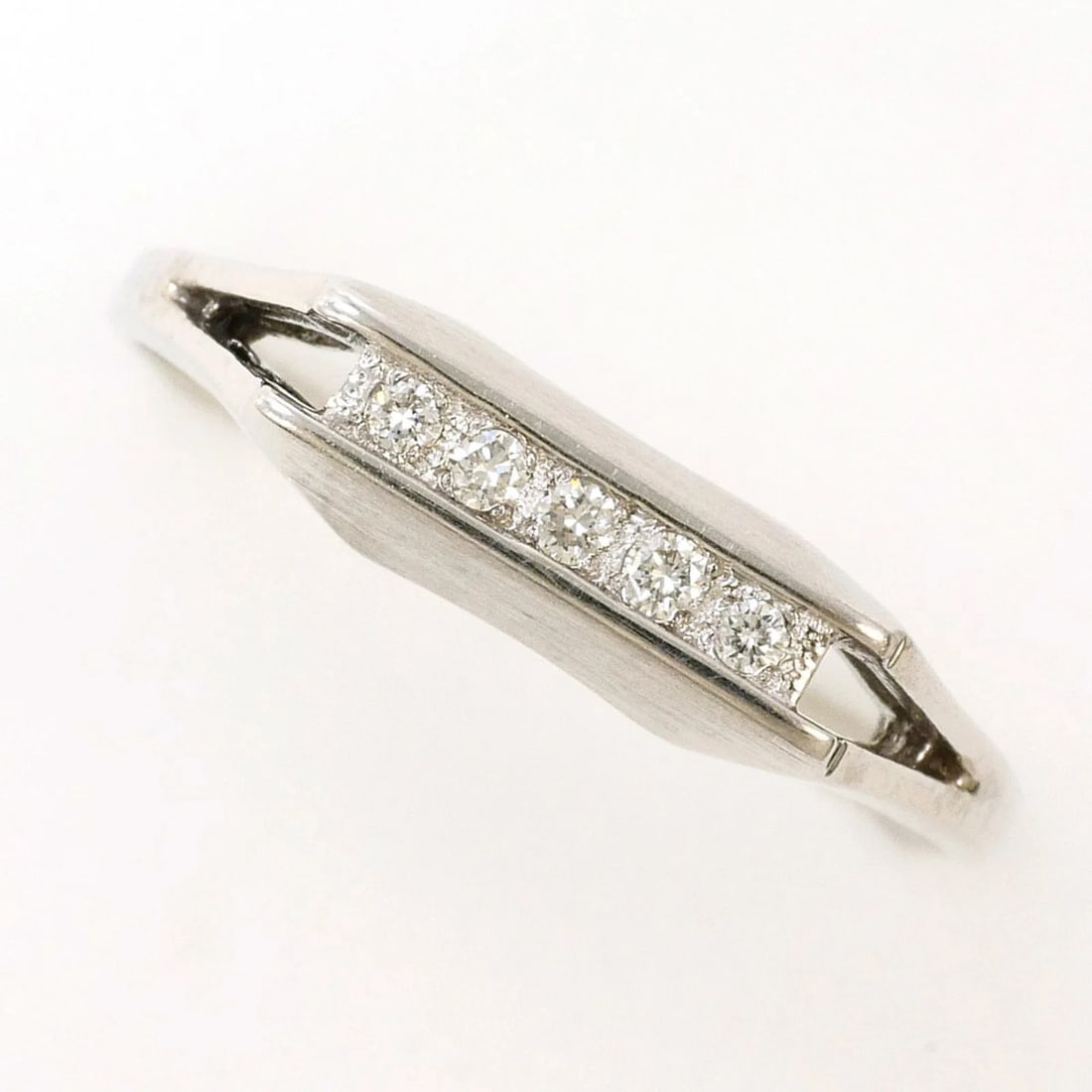 K14 14K WG WHITE GOLD RING 1 DIAMOND: K14 14K WG White Gold Ring, 1 Diamond Brand: Unbranded Type/Style: Band ring Material: White gold (14K) Main Stone Natural Color: White gold Size: 6 US Accessories: None Accessories Notice: When