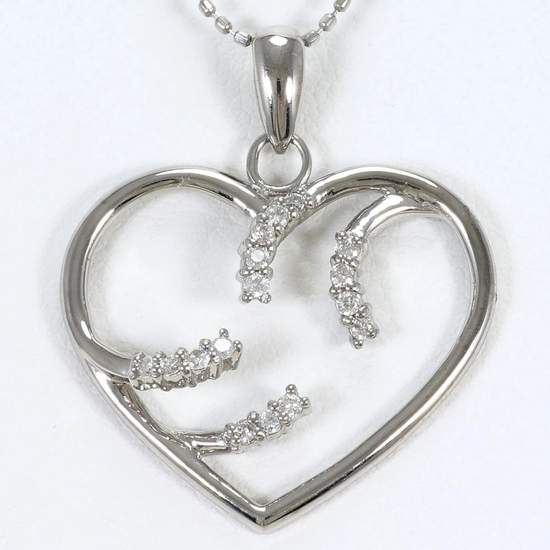 18K (18-KARAT WHITE GOLD) NECKLACE: 18K (18-karat white gold) necklace Brand: Unbranded Type/Style: Necklace Material: White gold (18K) Main Stone Natural Color: White gold Size: Neck Circumference 40 cm / 15.74'' Pendant Size 27mm x 24