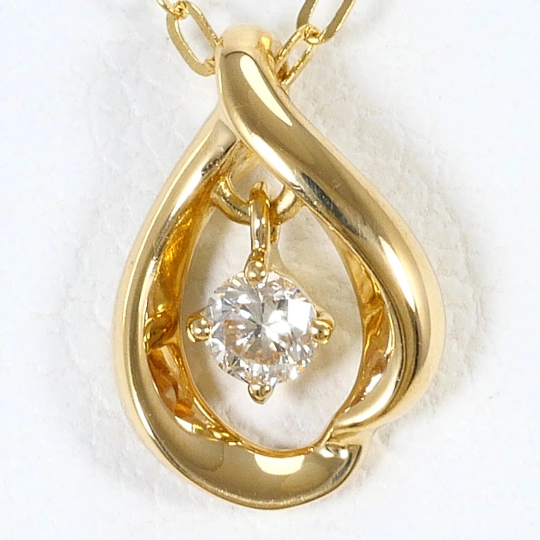 18K YELLOW GOLD NECKLACE DIAMOND: 18K Yellow Gold Necklace Diamond Brand: Unbranded Type/Style: Necklace Material: Yellow gold (18K) Main Stone Natural Color: Yellow gold Size: Neck Circumference 45 cm / 17.71'' Pendant Size 10mm x 7m