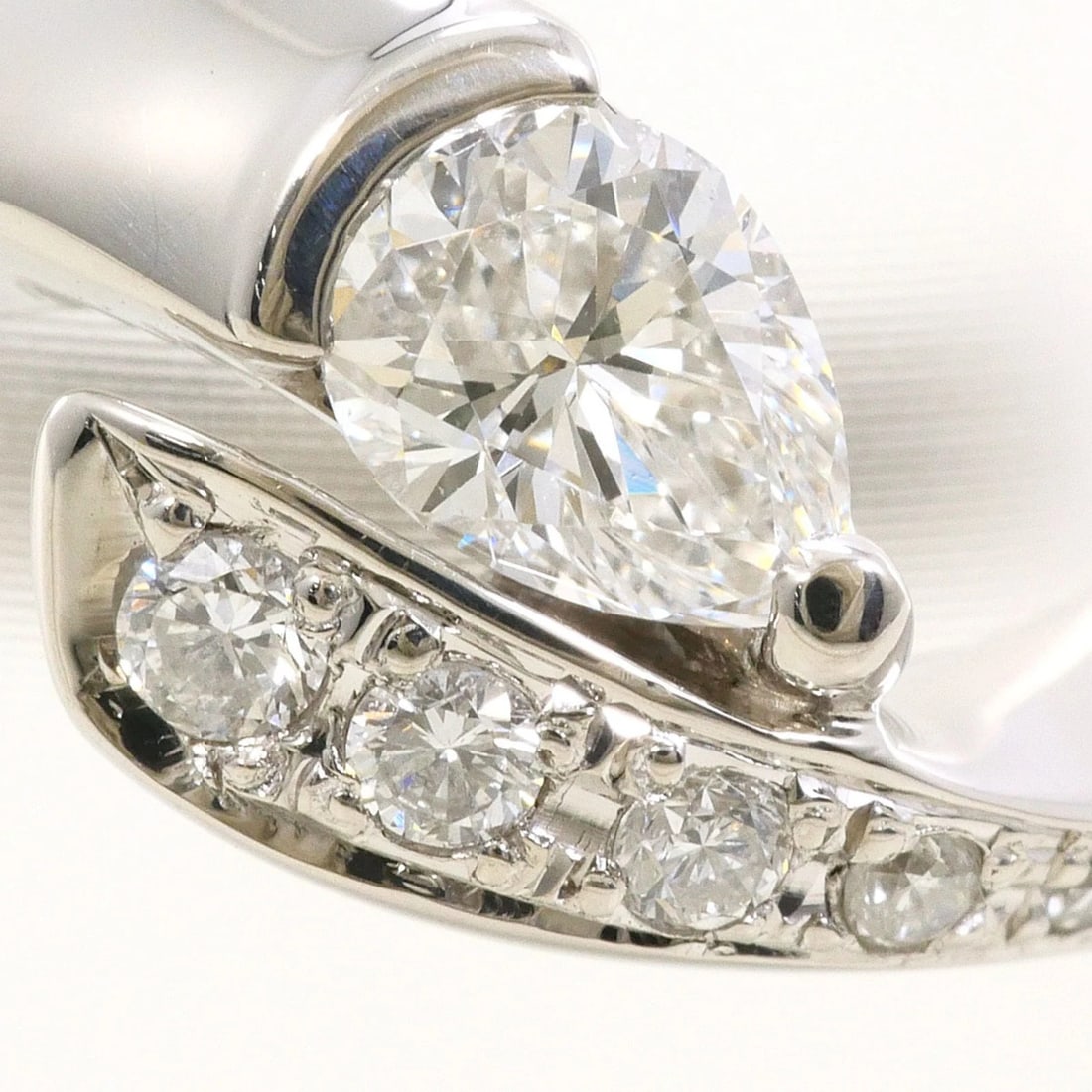 PT900 PLATINUM RING DIAMOND: PT900 Platinum Ring Diamond Brand: Unbranded Type/Style: Band ring Material: Platinum 900 Main Stone Natural Color: Platinum Size: 4 US Accessories: None Accessories Notice: When purchasin