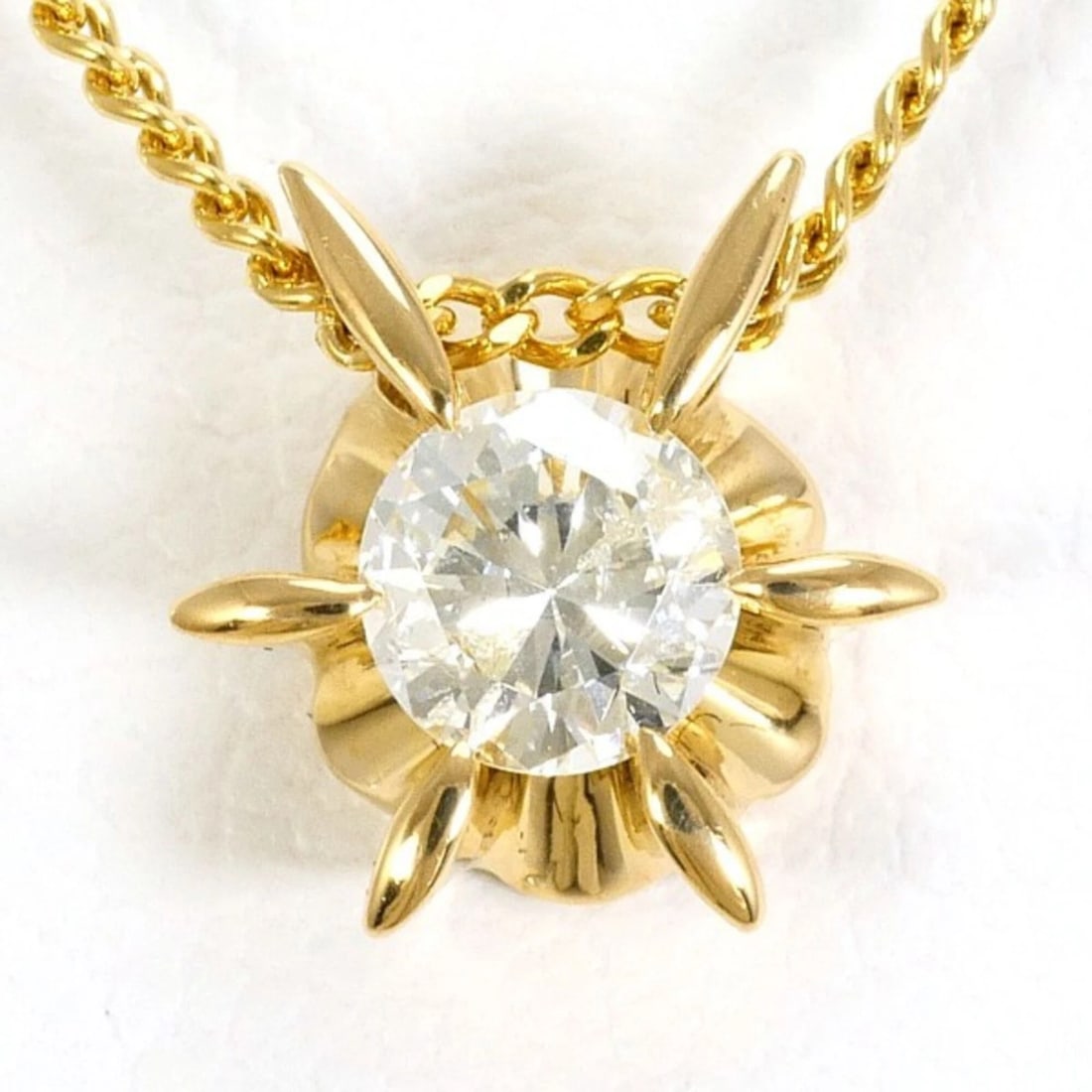 18K YELLOW GOLD NECKLACE DIAMOND: 18K Yellow Gold Necklace Diamond Brand: Unbranded Type/Style: Necklace Material: Color: Yellow gold Size: Neck Circumference 41 cm / 16.14'' Pendant Size 7mm x 7mm / 0.27'' x 0.27'' Accessories: None