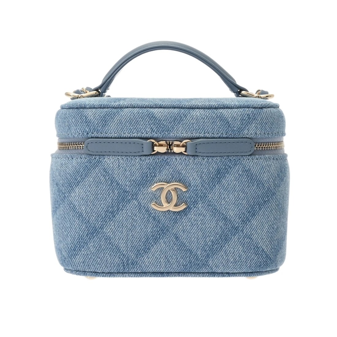 CHANEL SMALL VANITY CASE MATRASSE DENIM BLUE VANITY BAG: CHANEL small vanity case Matrasse denim blue Vanity bag Brand: CHANEL Type/Style: Vanity bag Material: denim Color: blue ? Champagne Gold Metal Size: H:about 4.5inch W:about 5.9inch Bottom D:about