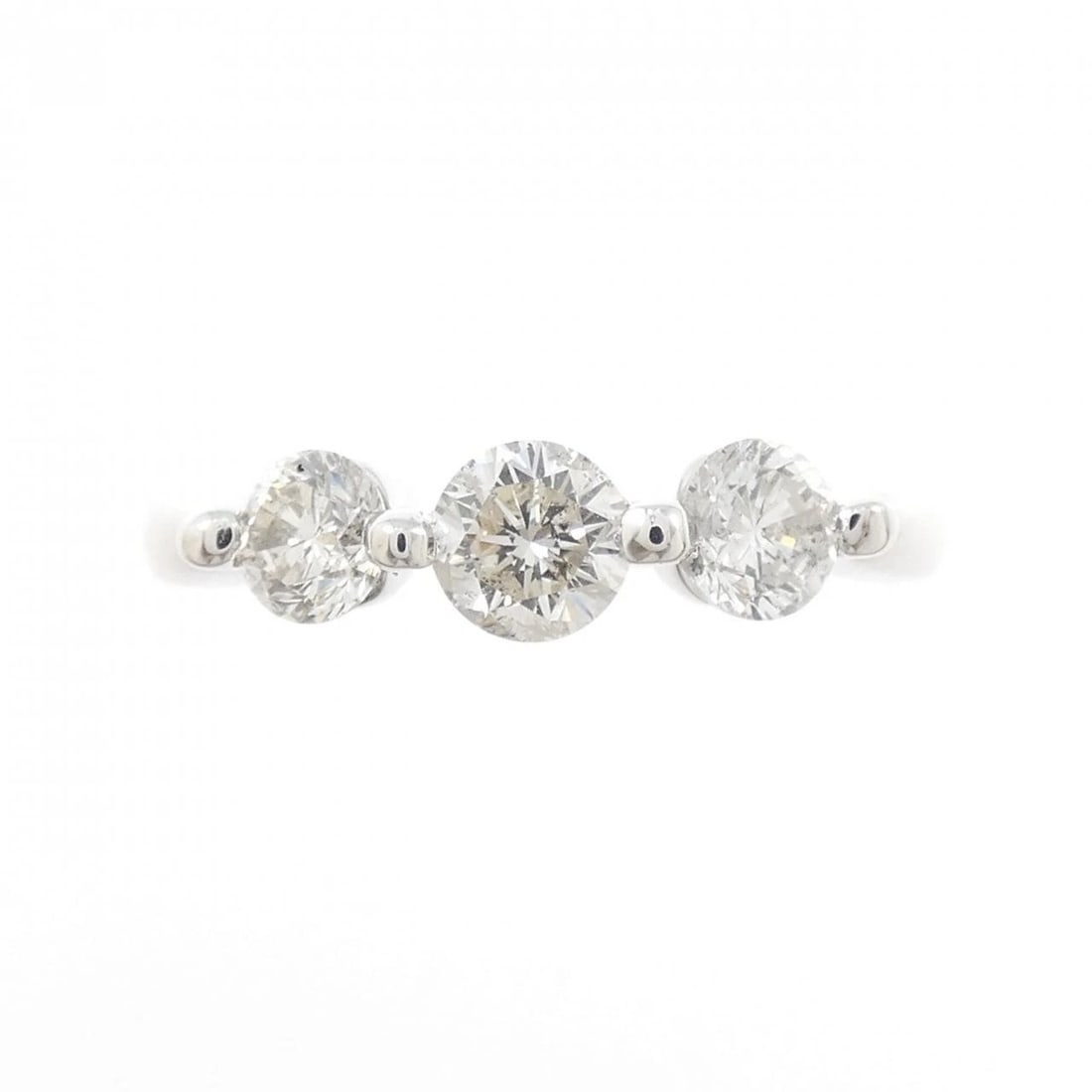 K18WG THREE STONE DIAMOND RING - 2