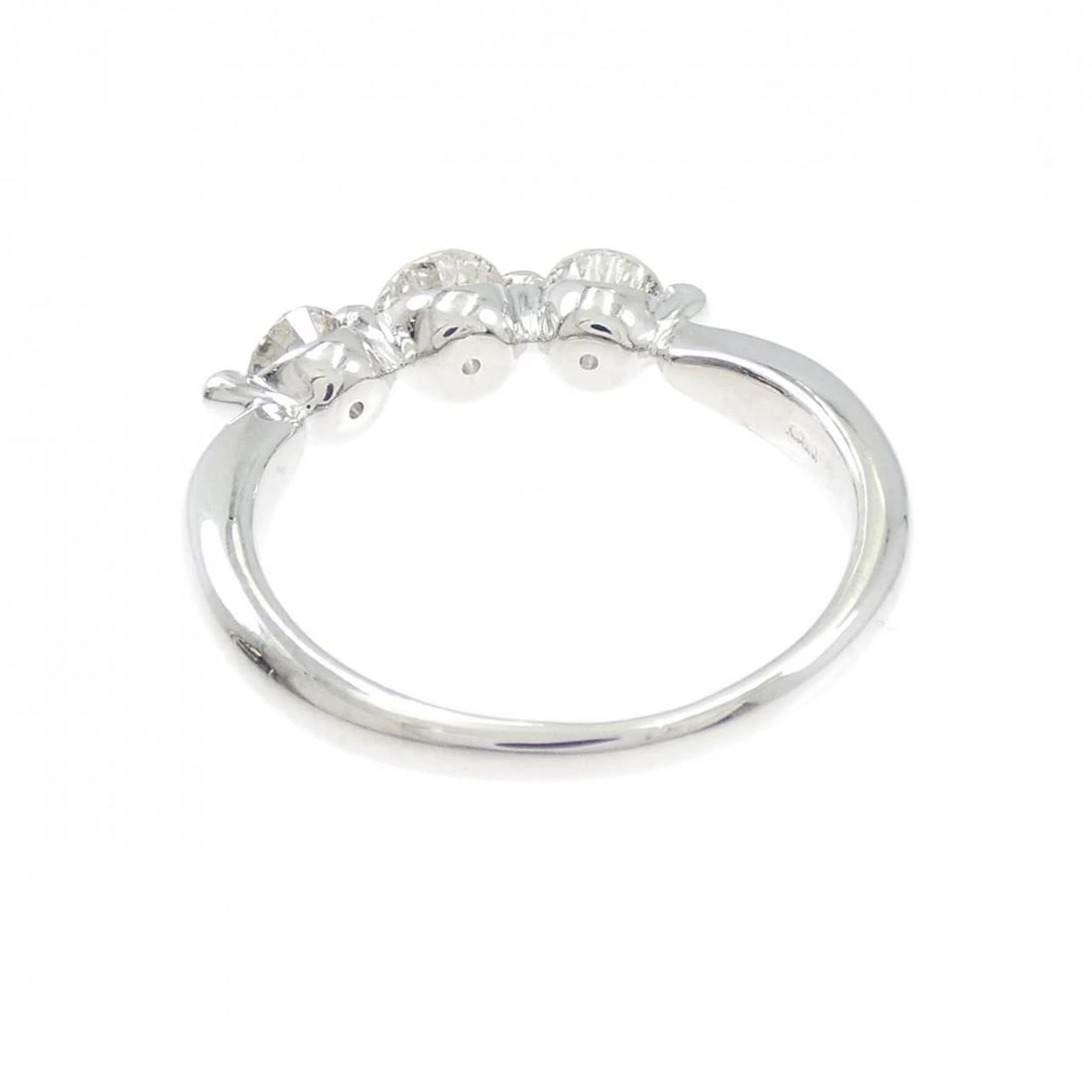 K18WG THREE STONE DIAMOND RING - 3