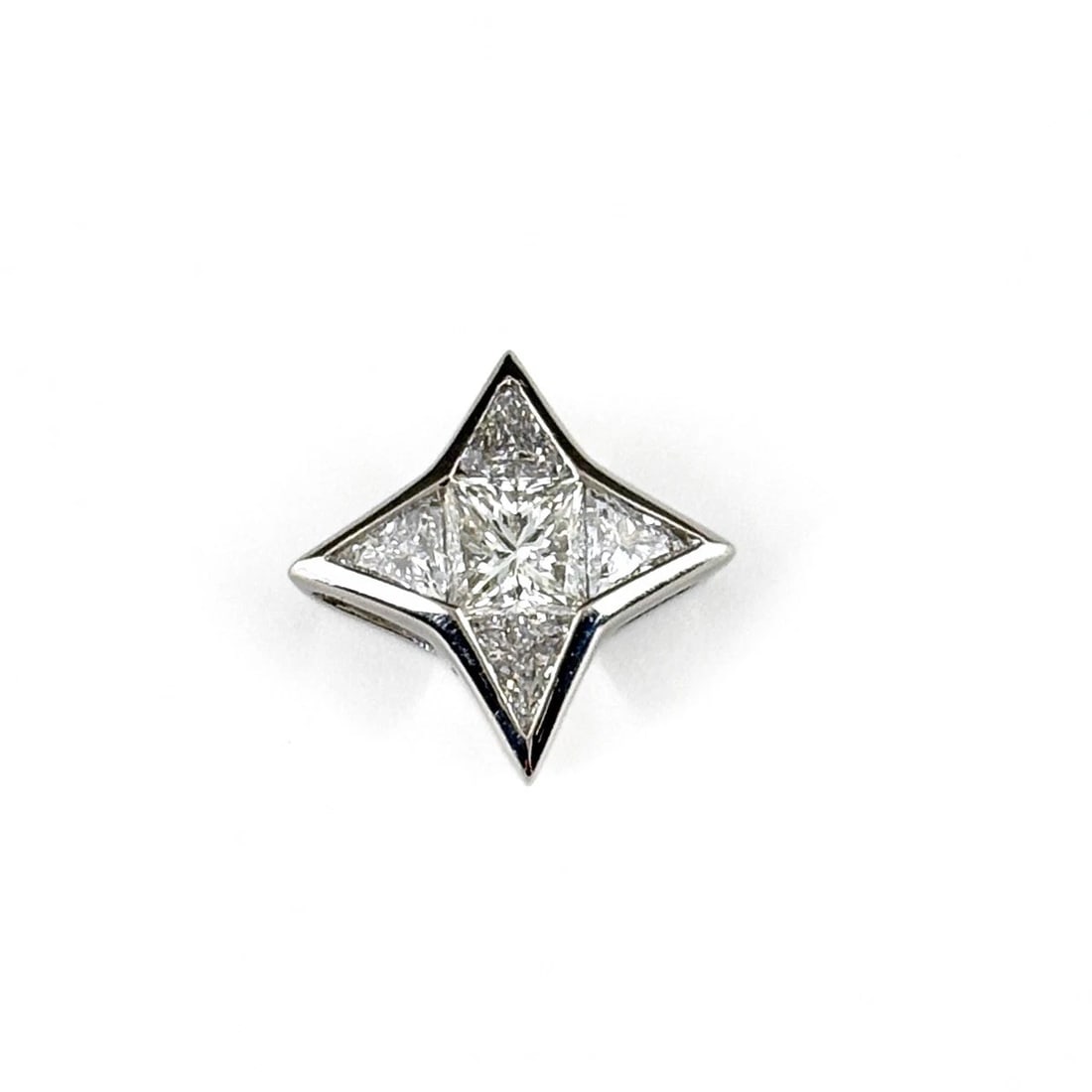 MELEE DIAMOND DESIGN PENDANT HEAD: melee diamond design pendant head Brand: Unbranded Type/Style: Pendant Head Material: Pt900 Main Stone Natural Color: Silver Size: Pendant size 8.7?8.7mm(0.3") Inside diameter of the bail