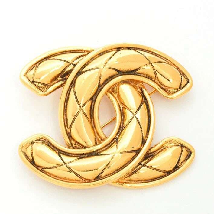 CHANEL MATELASSE COCO MARK ROTATING PIN BROOCH: Chanel Matelasse Coco Mark Rotating Pin Brooch Brand: CHANEL Type/Style: Brooch Material: Plated metal Color: Gold Size: brooch measures approximately 49.6mm in height and 57.4mm in width Accessor