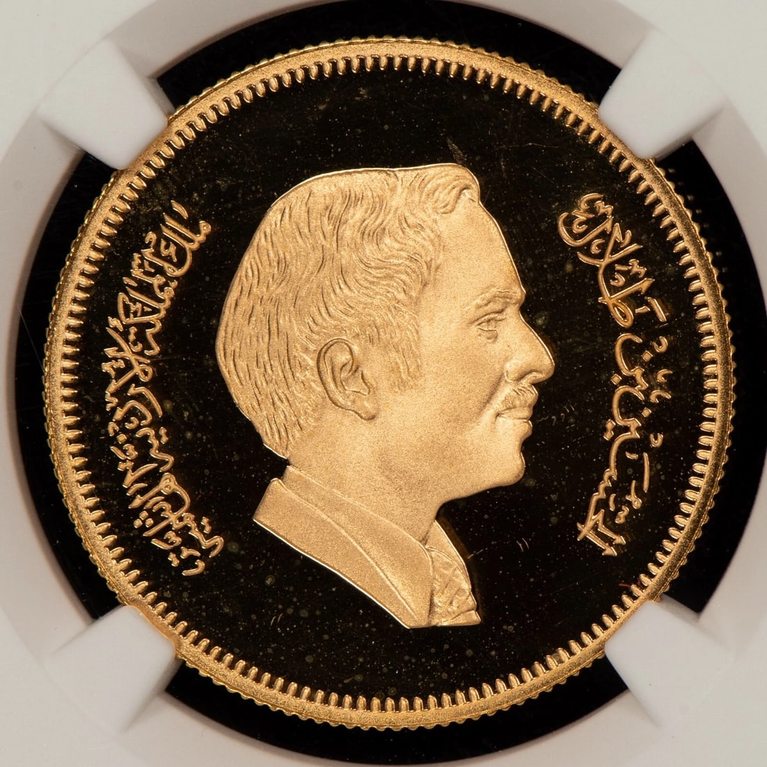 AH1401/1981 G60 DINARS JORDAN GOLD COIN: AH1401/1981 G60 Dinars Jordan Gold Coin Brand/Mint: None Year: 1981 Fineness: 0.917 Country of Origin: Jordan Accessories: None Accessories Notice: When purchasing pre-owned goods, please refer to