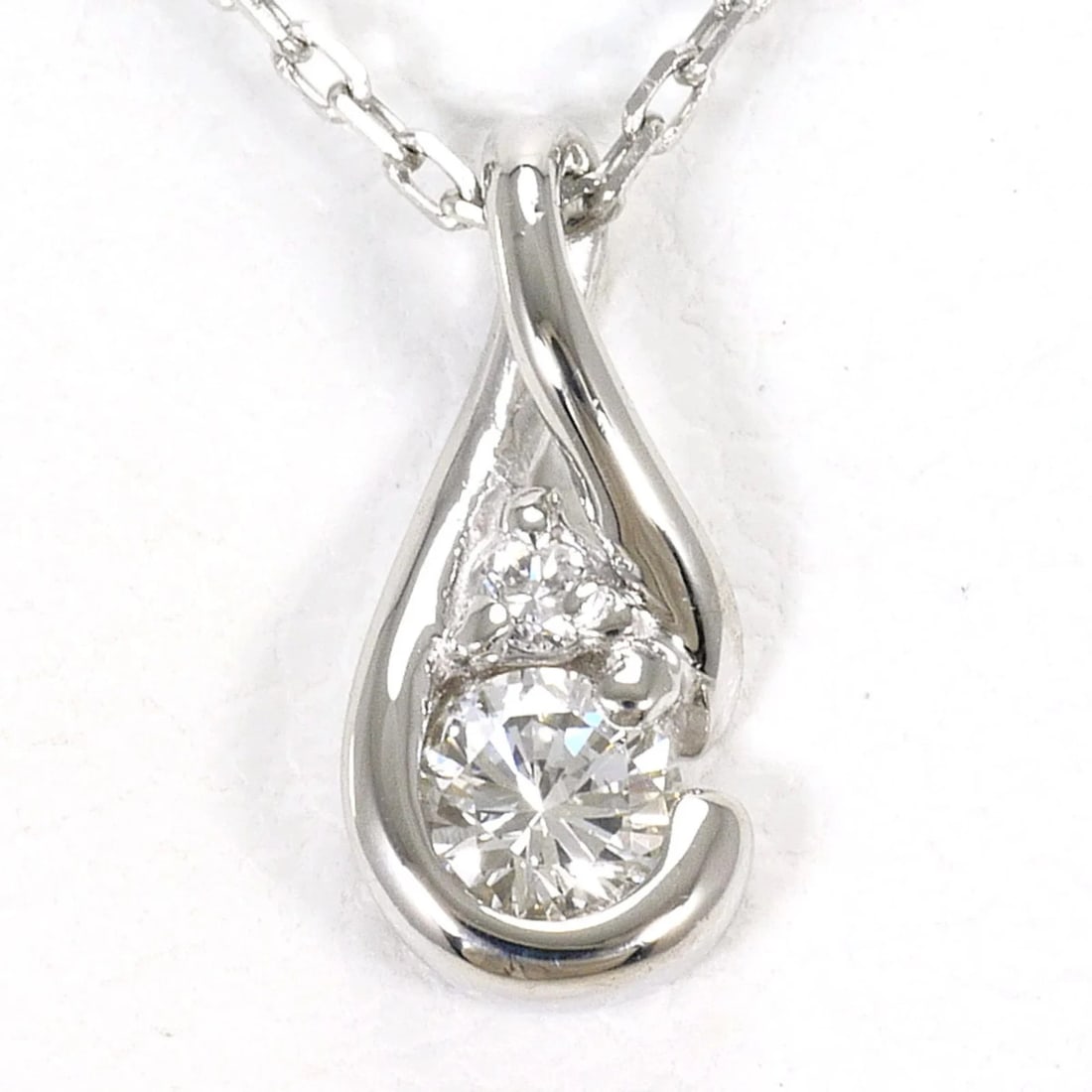 PLATINUM 900/850 NECKLACE WITH DIAMOND: Platinum 900/850 Necklace with Diamond Brand: Unbranded Type/Style: Necklace Material: Platinum 850, Platinum 900, Main Stone natural Color: Pt Size: Neck Circumference 40 cm / 15.74 Pendant Size