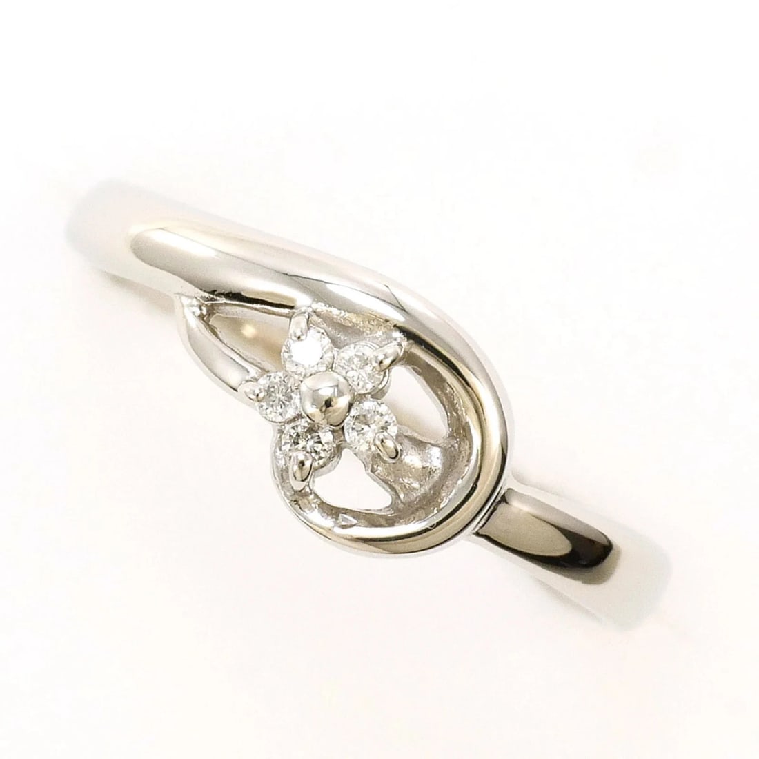 PLATINUM 900 RING WITH DIAMOND, LIKE: Platinum 900 Ring with Diamond, Like Brand: Unbranded Type/Style: Band ring Material: Platinum 900, Main Stone natural Color: Pt Size: US4 Accessories: None Accessories Notice: When purchasing