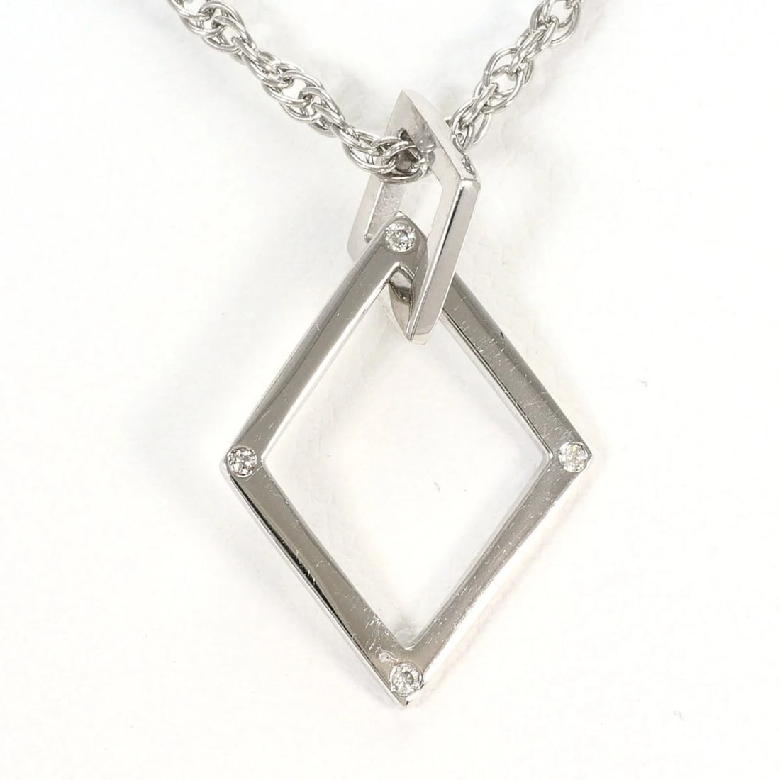 PLATINUM 900/850 NECKLACE WITH DIAMOND: Platinum 900/850 Necklace with Diamond Brand: Unbranded Type/Style: Necklace Material: Platinum 850, Platinum 900, Main Stone natural Color: Pt Size: Neck Circumference 40 cm / 15.74'Pendant Size
