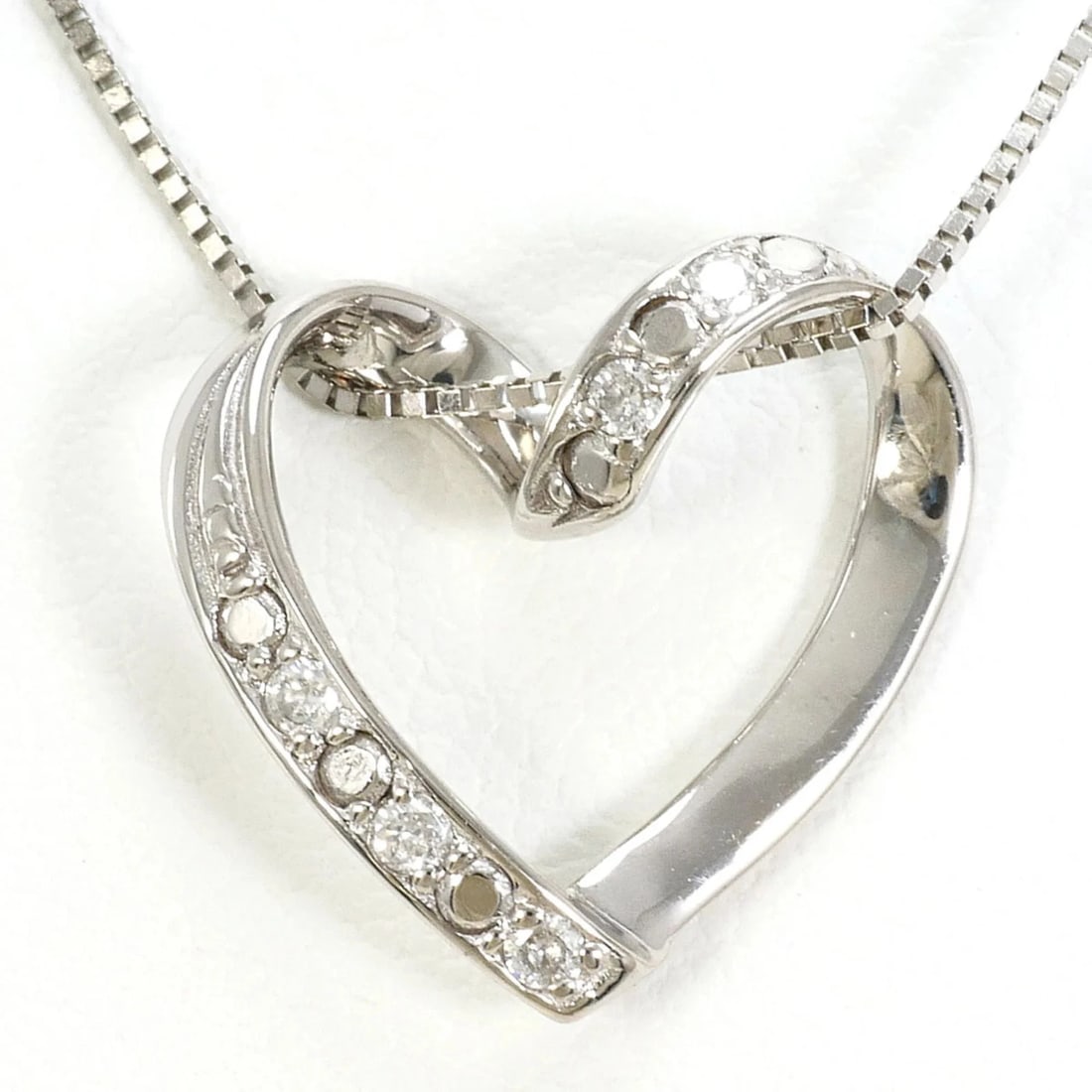 10K WHITE GOLD NECKLACE WITH DIAMOND: 10K White Gold Necklace with Diamond Brand: Unbranded Type/Style: Necklace Material: White gold (10K), Main Stone natural Color: WG Size: Neck Circumference 40 cm / 15.74''Pendant Size 13mm x 14mm /