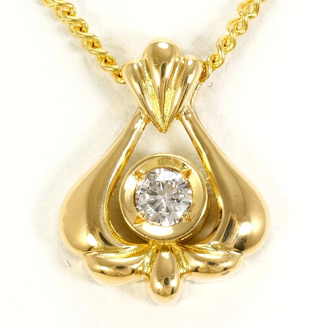18K YELLOW GOLD NECKLACE: 18K Yellow Gold Necklace Brand: Unbranded Type/Style: Necklace Material: Yellow gold (18K), Main Stone Natural Color: YG Size: Neck Circumference 43 cm / 16.92'' Pendant Size 14mm x 11mm / 0.55'' x 0.
