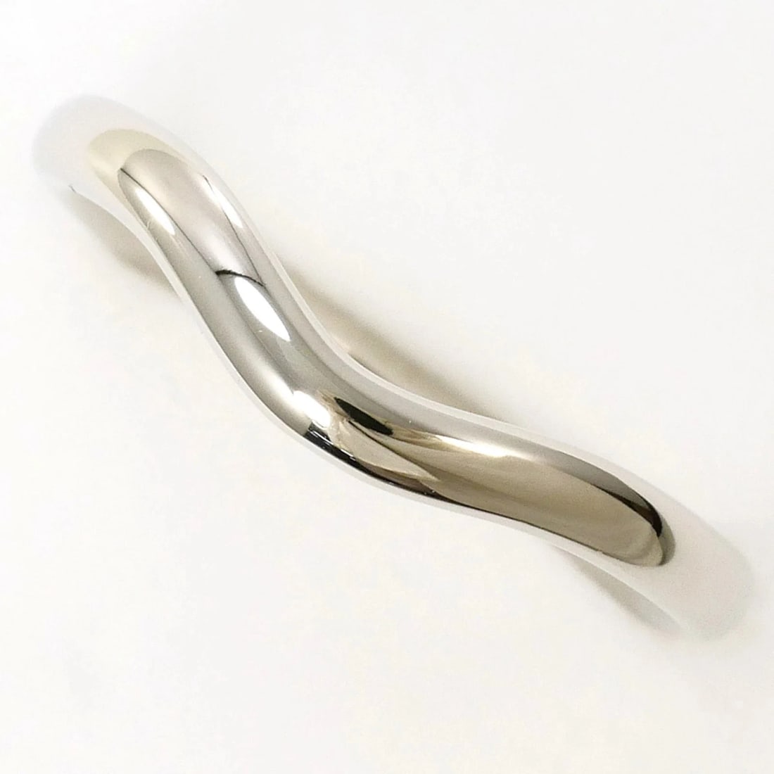 TIFFANY & CO. CURVED BAND PT950 PLATINUM RING: Tiffany & Co. Curved Band PT950 Platinum Ring Brand: Tiffany Type/Style: Band ring Material: Platinum 950, Color: pt Size: US 4 Accessories: None Accessories Notice: When purchasing pre-owned goods,