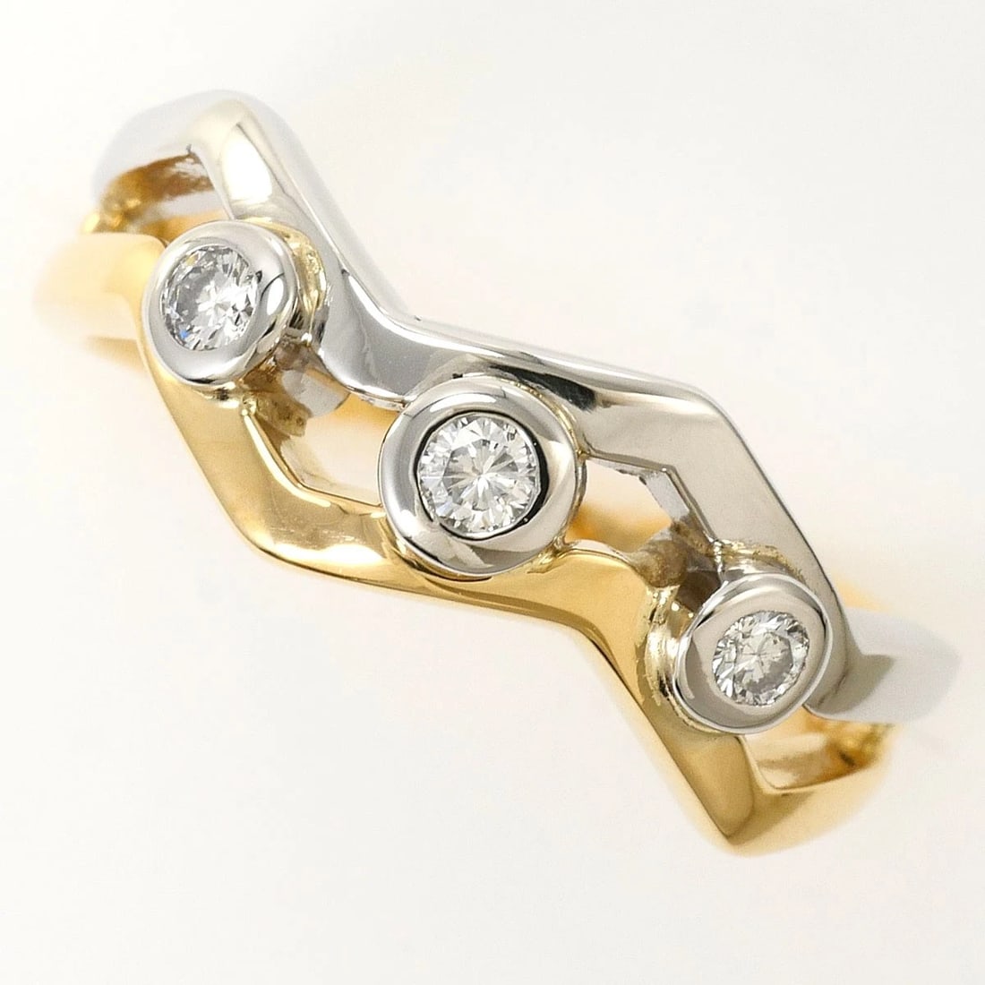 PT900 PLATINUM K18 RINGDIAMOND: PT900 Platinum K18 RingDiamond Brand: No Brand Type/Style: Ring Material: PT900 Platinum K18, Color: Silver Size: US 5 3/8 Accessories: None Accessories Notice: When purchasing pre-owned g