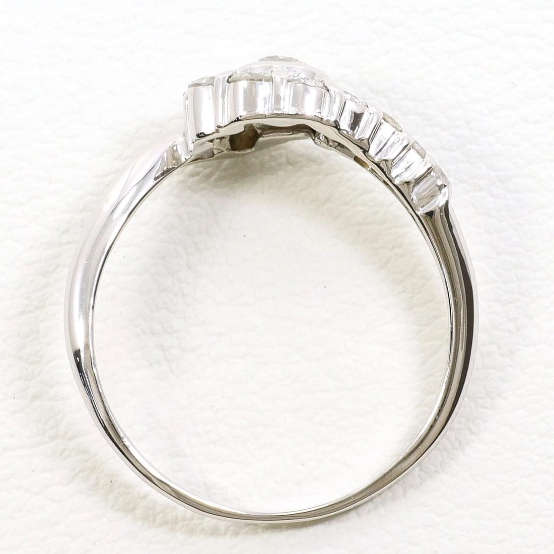 PT900 PLATINUM RING DIAMOND: PT900 Platinum Ring Diamond Brand: No Brand Type/Style: Ring Material: PT900 Platinum, Main Stone Diamond Color: Silver Size: US6 Accessories: None Accessories Notice: When purchasing pre-owned