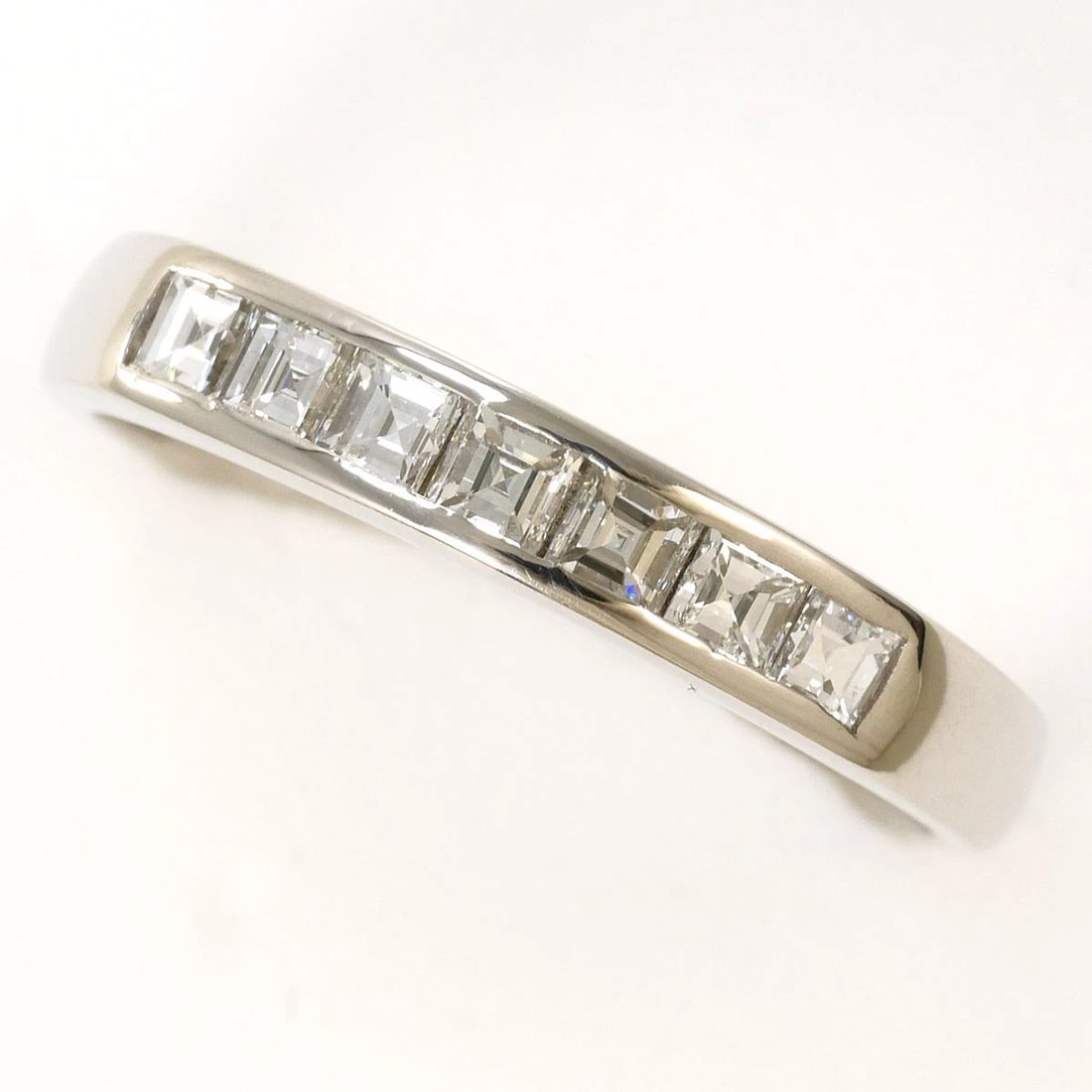 PT900 PLATINUM RING DIAMOND: PT900 Platinum Ring Diamond Brand: No Brand Type/Style: Ring Material: PT900 Platinum, Main Stone Diamond Color: Silver Size: US 8 1/4 Accessories: None Accessories Notice: When purchasing pre-owned