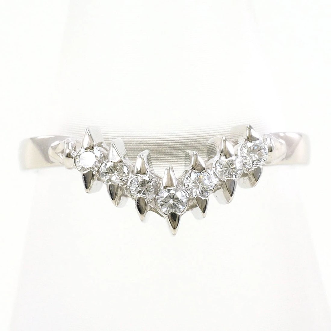 PT900 PLATINUM RING DIAMOND: PT900 Platinum Ring Diamond Brand: No Brand Type/Style: Ring Material: PT900 Platinum, Main Stone Diamond Color: Silver Size: US 6 1/4 Accessories: None Accessories Notice: When purchasing pre-owned