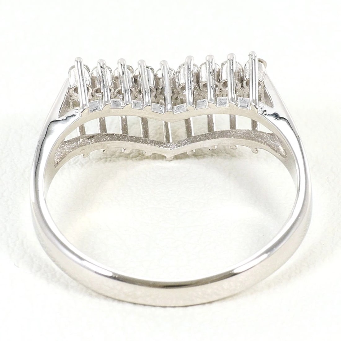 PT900 PLATINUM RING DIAMOND: PT900 Platinum Ring Diamond Brand: No Brand Type/Style: Ring Material: PT900 Platinum, Main Stone Diamond Color: Silver Size: US6 Accessories: None Accessories Notice: When purchasing pre-owned