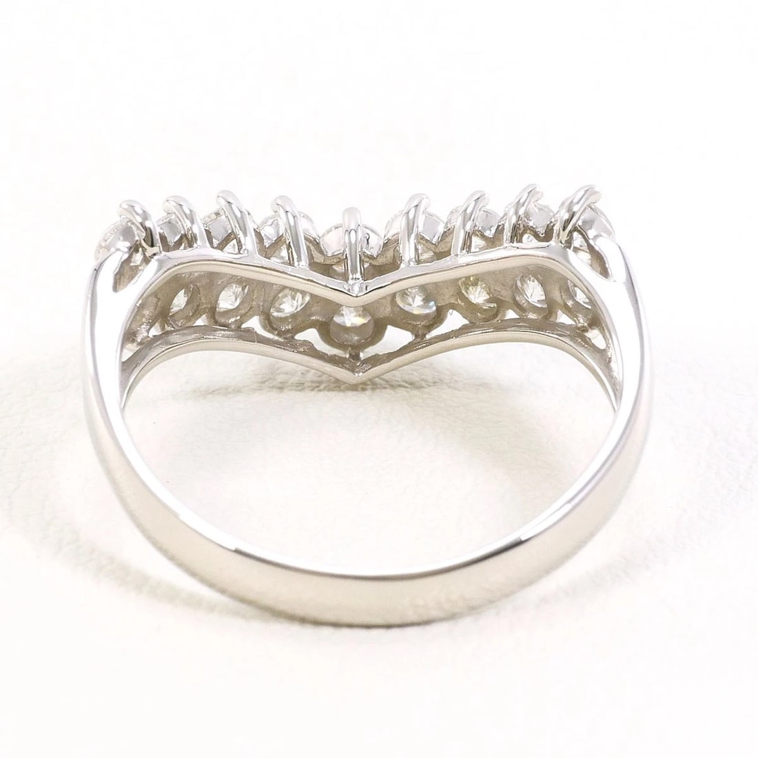 PT900 PLATINUM RING DIAMOND: PT900 Platinum Ring Diamond Brand: No Brand Type/Style: Ring Material: PT900 Platinum, Color: Silver Size: US7 Accessories: None Accessories Notice: When purchasing pre-owned goods, please refer to
