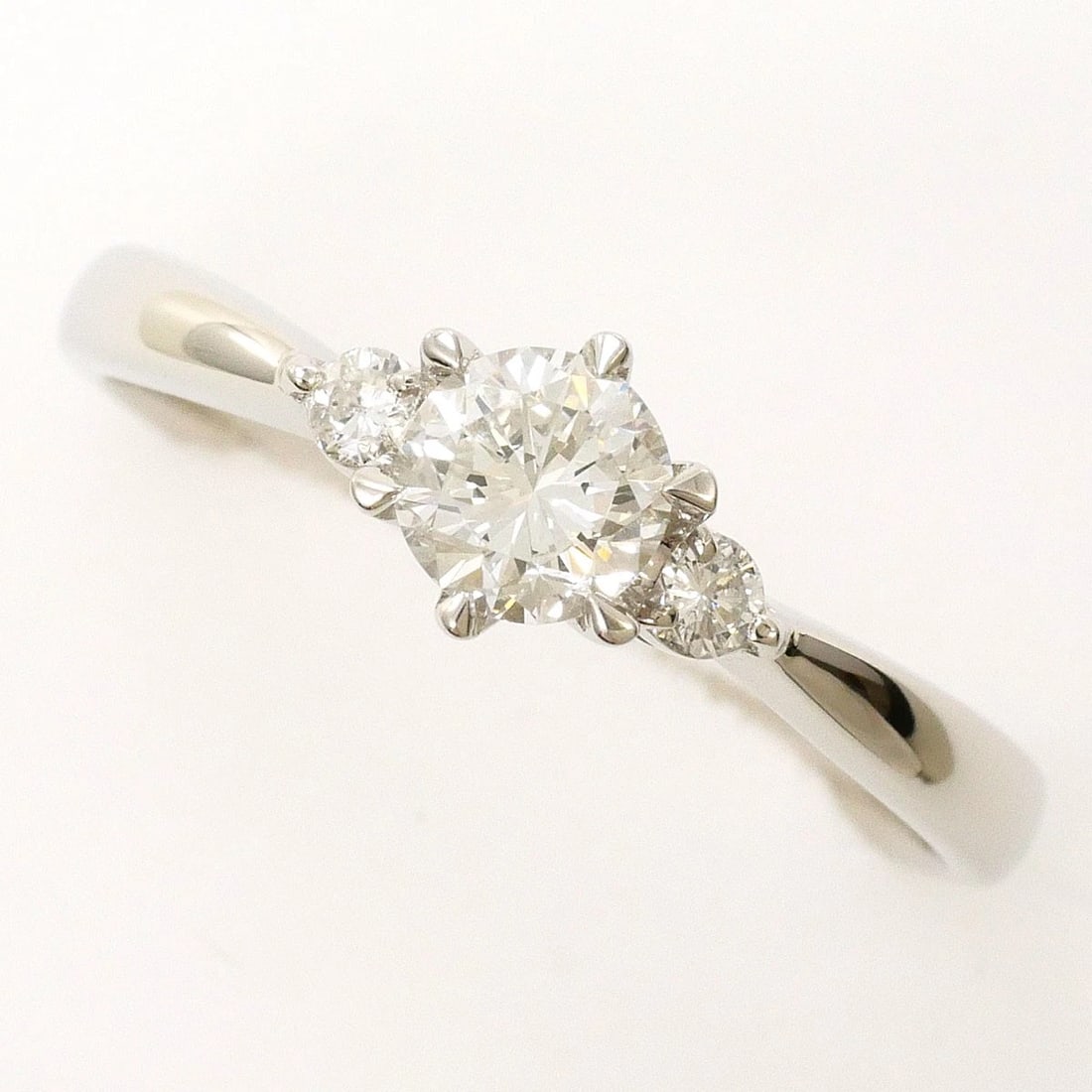 PT900 PLATINUM RING DIAMOND: PT900 Platinum Ring Diamond Brand: No Brand Type/Style: Ring Material: PT900 Platinum, Color: Silver Size: US 6 3/4 Accessories: None Accessories Notice: When purchasing pre-owned goods, please refer