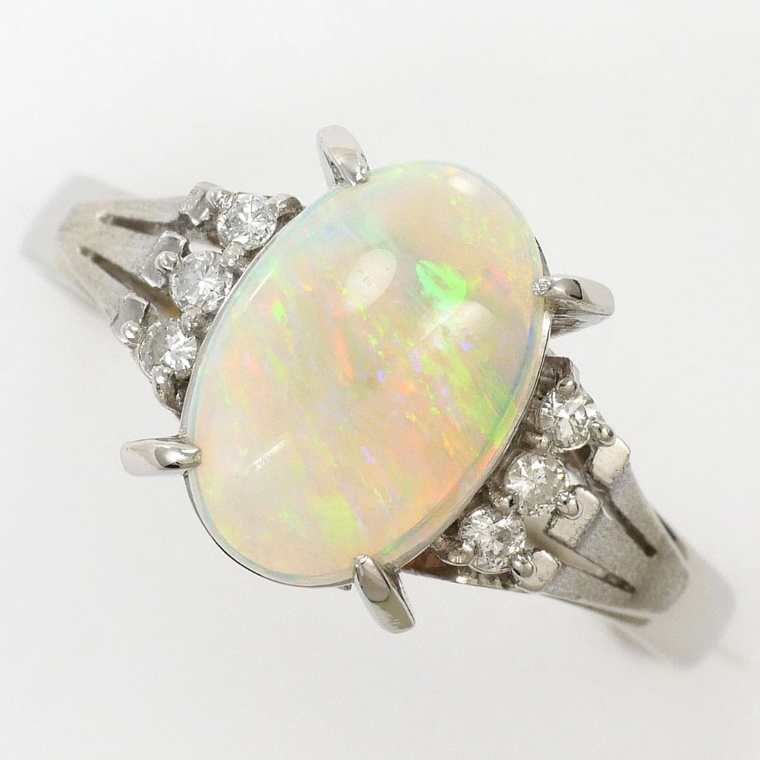 PT900 PLATINUM RING OPAL: PT900 Platinum Ring opal Brand: No Brand Type/Style: Ring Material: PT900 Platinum, Main Stone OPAL Color: Silver Size: US 8 7/8 Accessories: None Accessories Notice: When purchasing pre-owned goods,