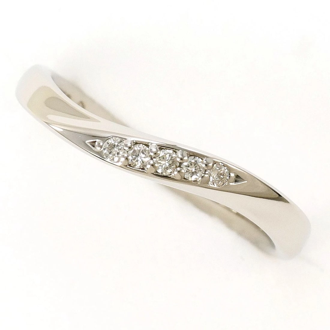 ESTELLE PT900 PLATINUM RING DIAMOND: Estelle PT900 Platinum Ring Diamond Brand: Estelle Type/Style: Ring Material: PT900 Platinum, Main Stone Diamond Color: Silver Size: US 4 1/4 Accessories: None Accessories Notice: When purchasing