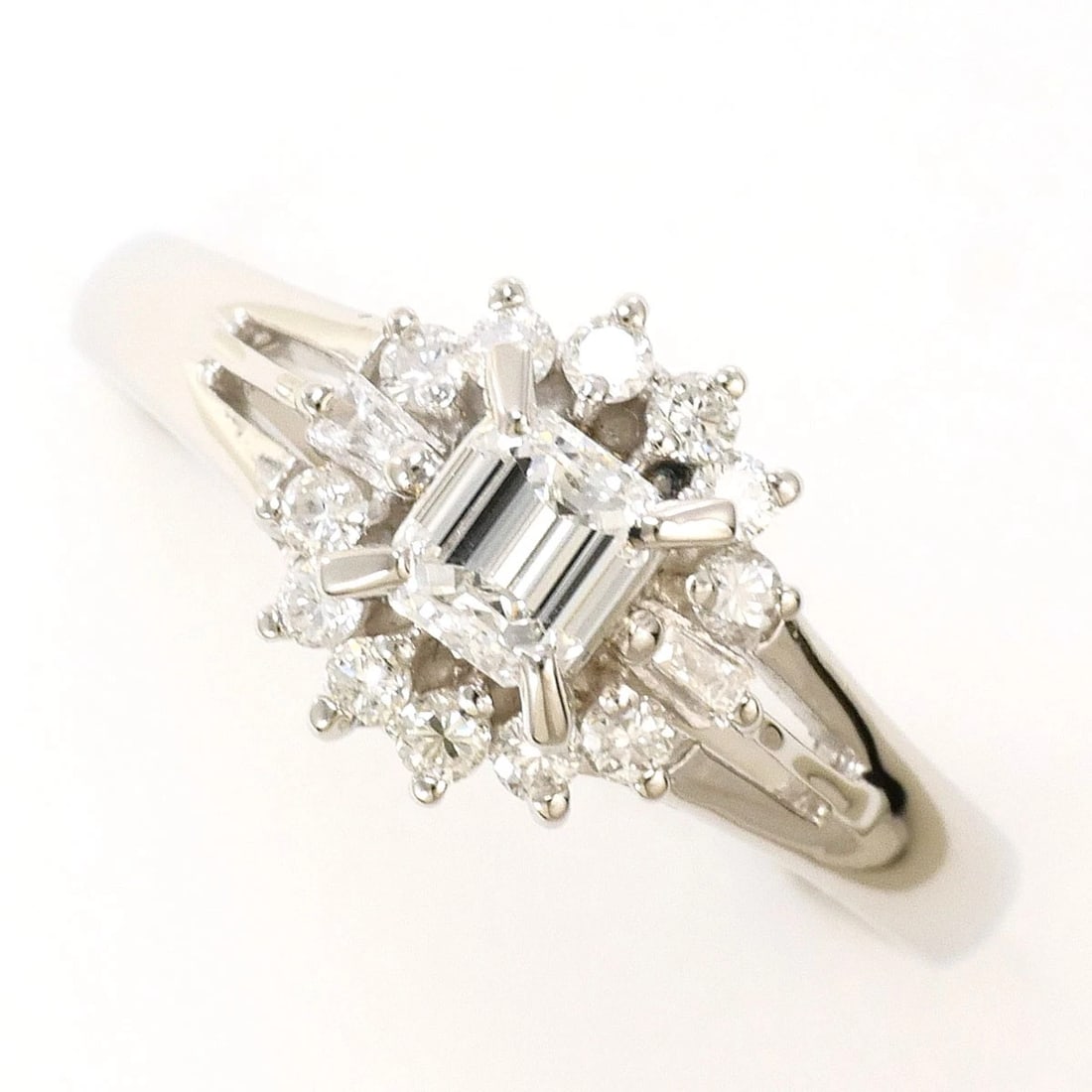 PT850 PLATINUM RING DIAMOND: PT850 Platinum Ring Diamond Brand: No Brand Type/Style: Ring Material: PT850 Platinum, Color: Silver Size: US6 Accessories: None Accessories Notice: When purchasing pre-owned goods, please refer to