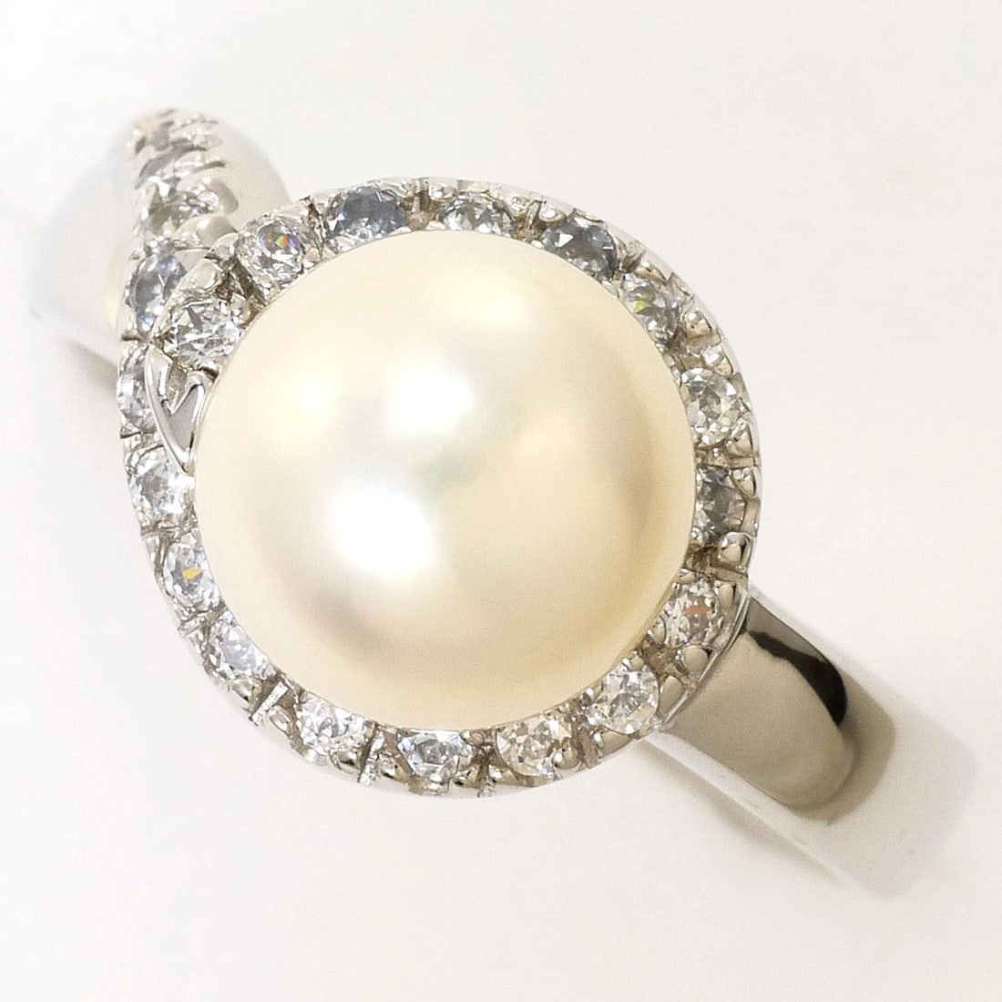 14K GOLD RING PEARL: 14K Gold Ring Pearl Brand: No Brand Type/Style: Ring Material: 14k Gold, Main Stone Cultured Pearl Color: Gold Size: US 5 3/8 Accessories: None Accessories Notice: When purchasing pre-owned goods,