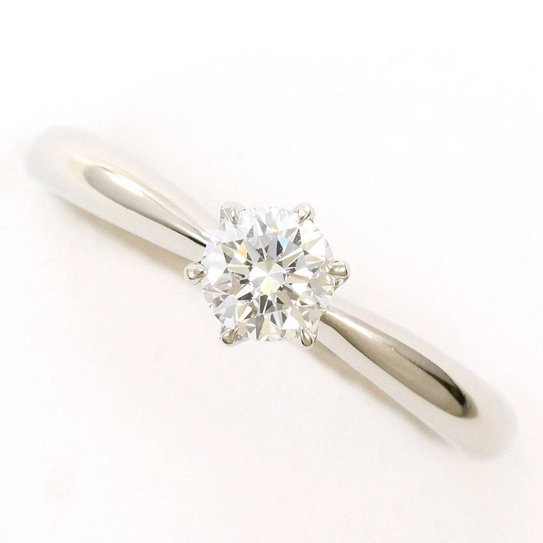 PT1000 PLATINUM RING DIAMOND: PT1000 Platinum Ring Diamond Brand: No Brand Type/Style: Ring Material: Pt 1000 Platinum, Color: Silver Size: US 5 3/8 Accessories: None Accessories Notice: When purchasing pre-owned goods