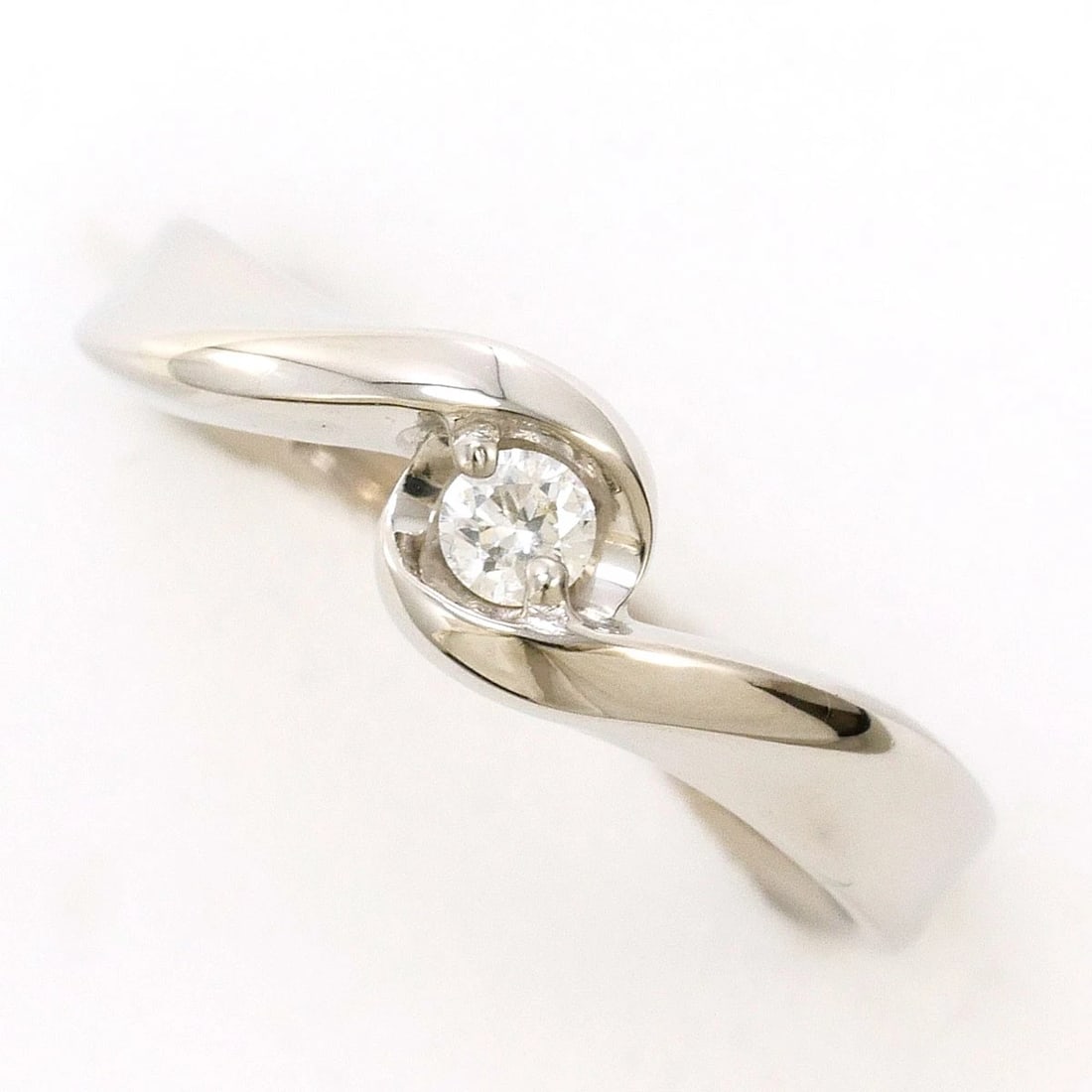 VENDOME AOYAMA K18 18K GOLD RING: Vendome Aoyama K18 18k gold Ring Brand: Vendome Aoyama Type/Style: Ring Material: 18k gold, Main Stone Diamond Color: Gold Size: US 5 1/2 Accessories: None Accessories Notice: When purchasing