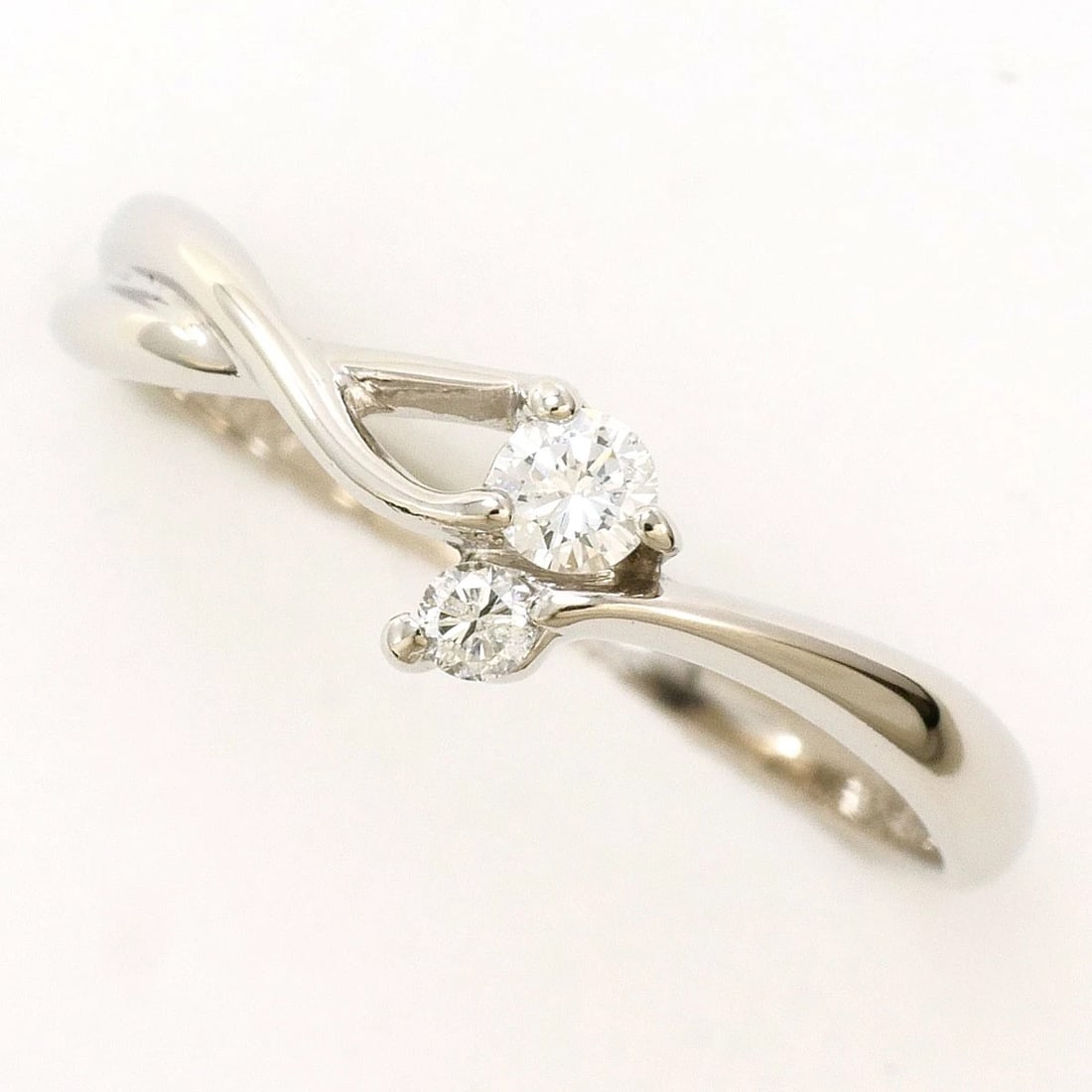 PT900 PLATINUM RING DIAMOND: PT900 Platinum Ring Diamond Brand: No Brand Type/Style: Ring Material: PT900 Platinum, Main Stone Diamond Color: Silver Size: US 6 3/4 Accessories: None Accessories Notice: When purchasing pre-owned