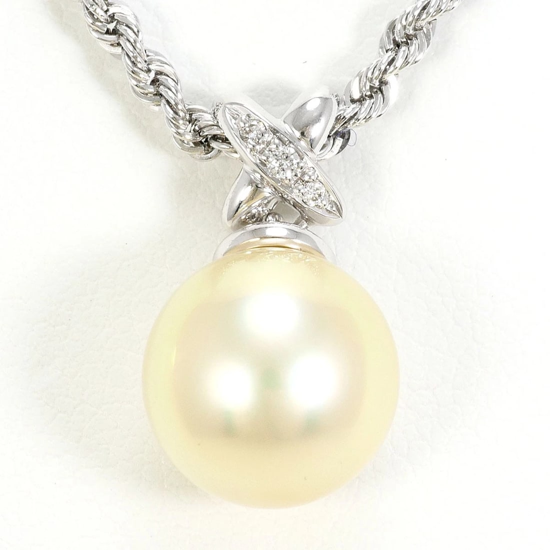 K18 18K GOLD NECKLACE SOUTH SEA PEARL: K18 18k gold Necklace South Sea Pearl Brand: No Brand Type/Style: Necklace Material: 18k gold, Main Stone South Sea Pearl Color: gold Size: Total length61cm Accessories: None Accessories Notice: When