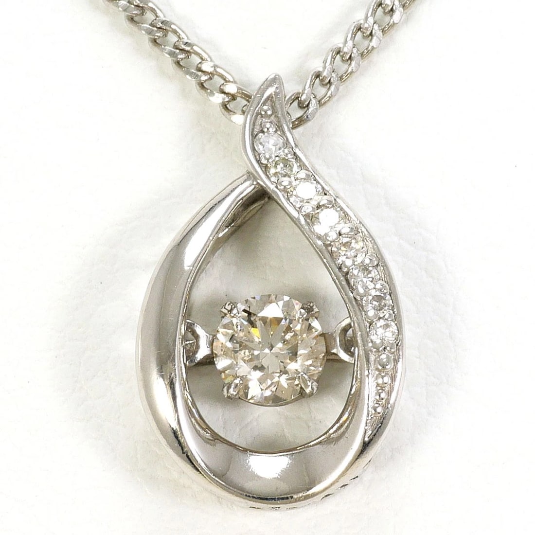 PT900 PLATINUM PT850/PLATINUM NECKLACE DIAMOND: PT900 Platinum PT850/Platinum Necklace Diamond Brand: No Brand Type/Style: Necklace Material: PT900 Platinum PT850/Platinum, Main Stone Diamond Color: Silver Size: Total length41cm Accessories: No