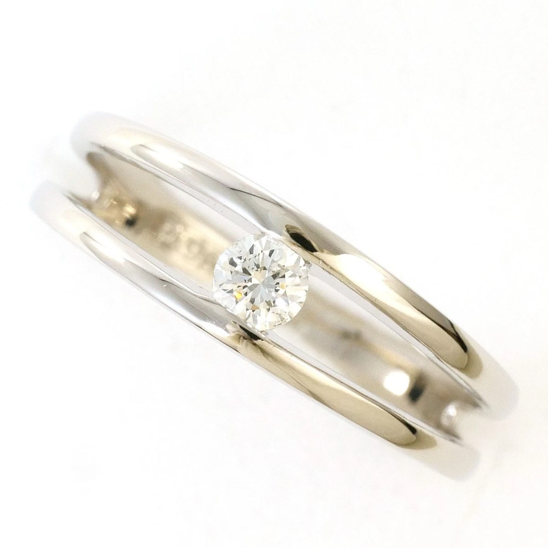 PT900 PLATINUM RING DIAMOND: PT900 Platinum Ring Diamond Brand: No Brand Type/Style: Ring Material: PT900 Platinum, Main Stone Diamond Color: Silver Size: US7 Accessories: None Accessories Notice: When purchasing pre-