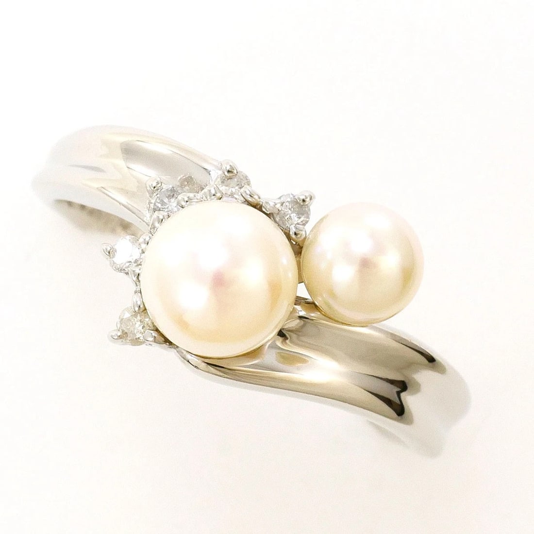 PT850 PLATINUM RING PEARL: PT850 Platinum Ring Pearl Brand: No Brand Type/Style: Ring Material: PT850 Platinum, Main Stone Cultured Pearl Color: Silver Size: US 7 7/8 Accessories: None Accessories Notice: When purchasing