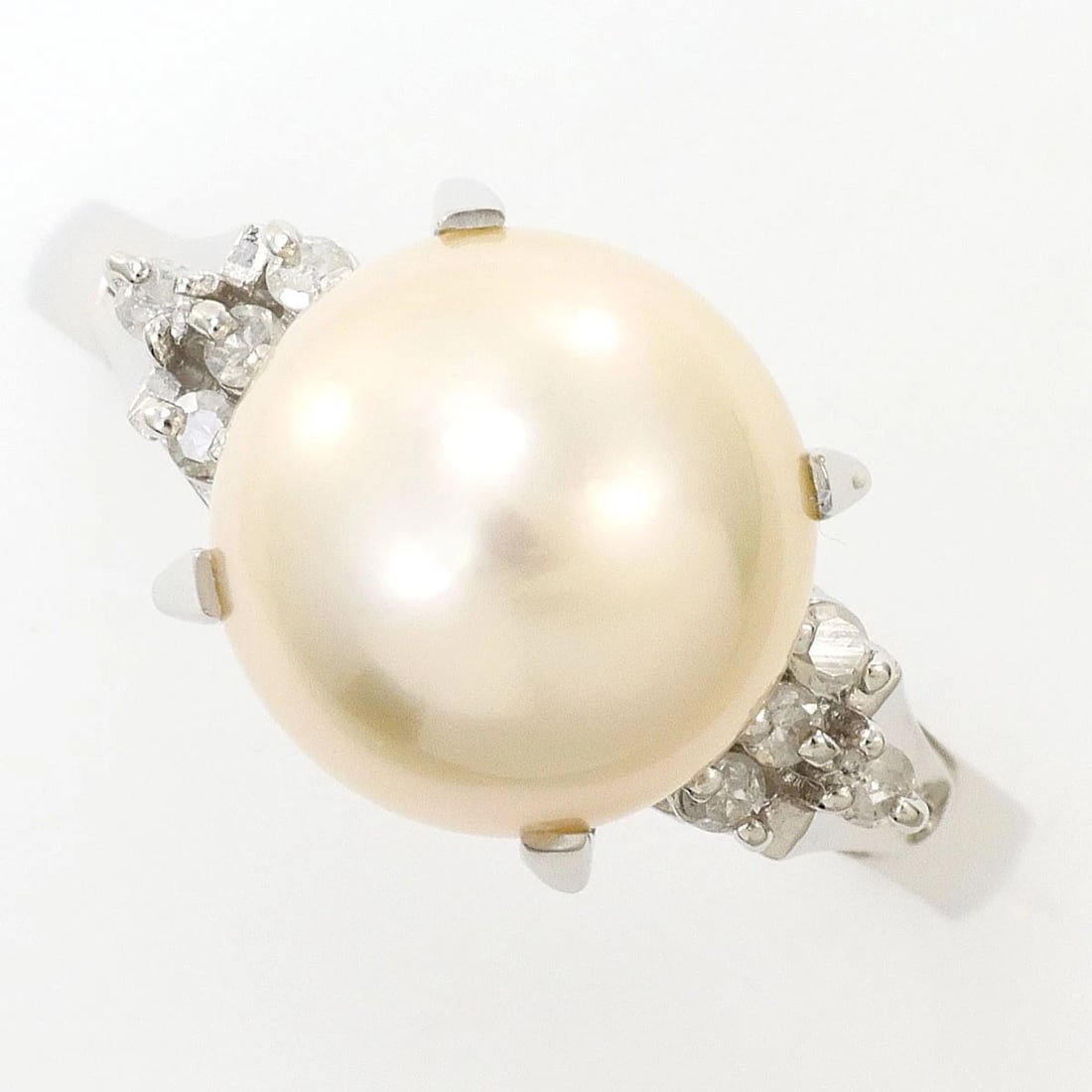 PT900 PLATINUM RING PEARL: PT900 Platinum Ring Pearl Brand: No Brand Type/Style: Ring Material: PT900 Platinum, Main Stone Cultured Pearl Color: Silver Size: US 7 1/4 Accessories: None Accessories Notice: When purchasing