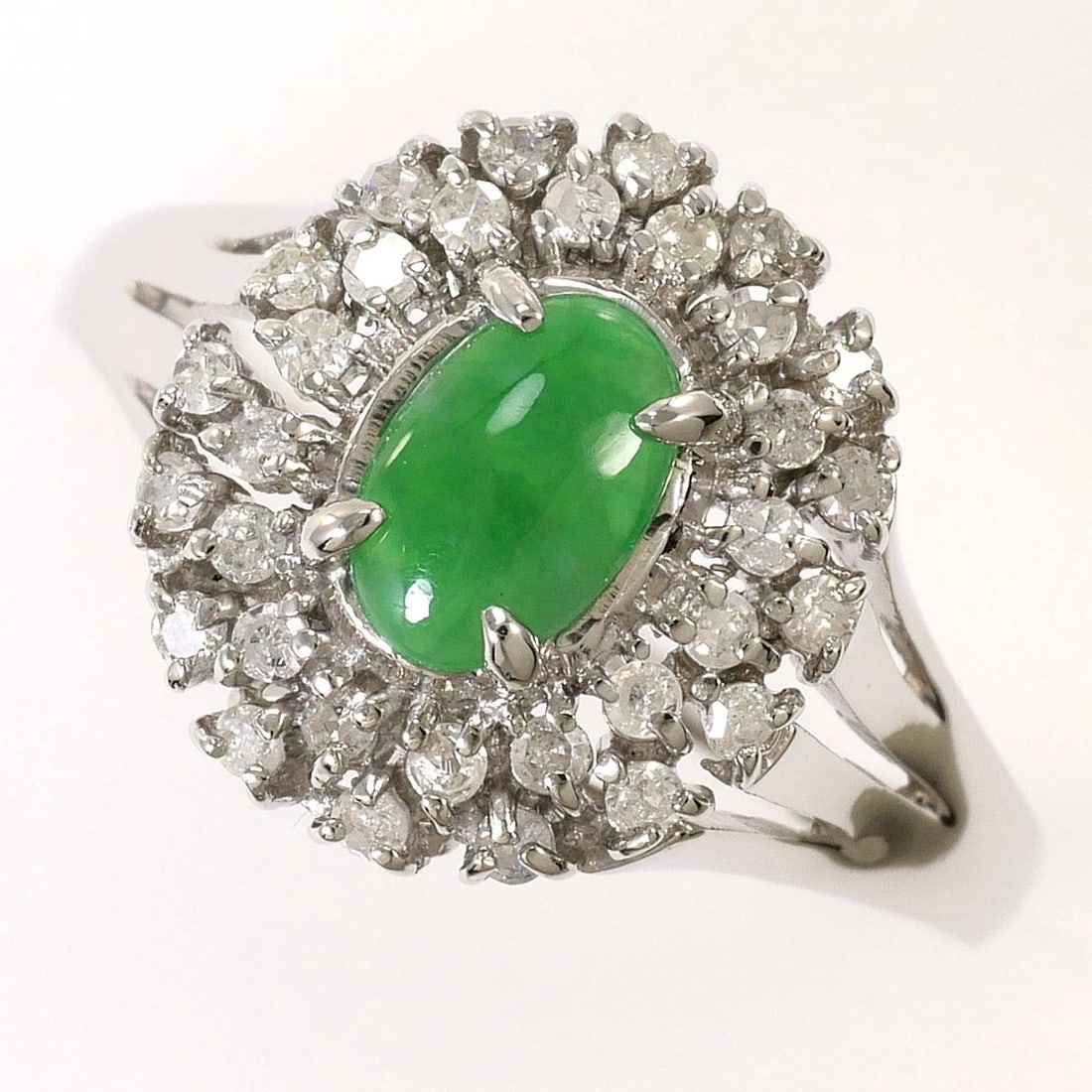 PT900 RING JADE: PT900 Ring Jade Brand: No Brand Type/Style: Ring Material: PT900, Main Stone Jade Color: None Size: US 6 1/4 Accessories: None Accessories Notice: When purchasing pre-owned goods, please refer to the