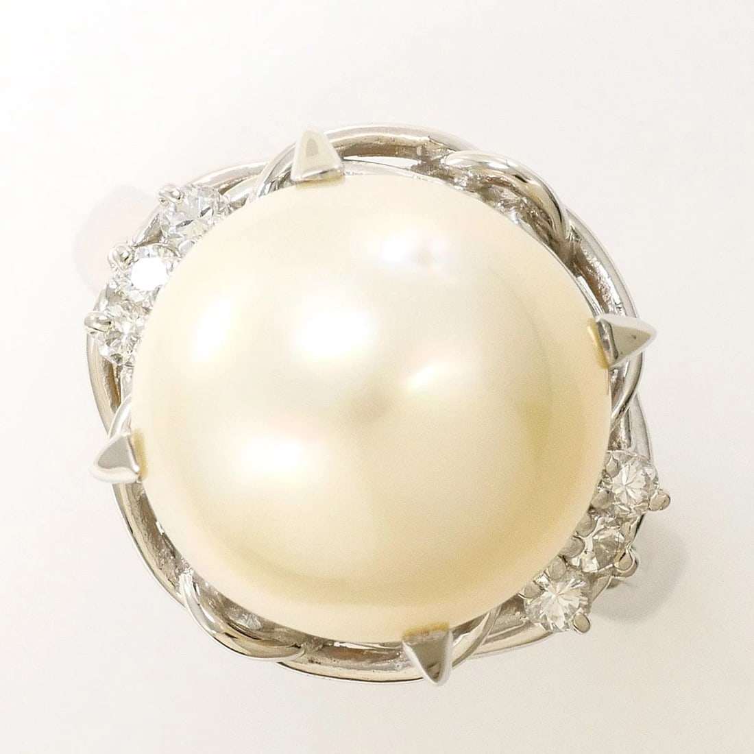 PT900 RING PEARL: PT900 Ring Pearl Brand: No Brand Type/Style: Ring Material: PT900, Main Stone Cultured Pearl Color: None Size: US 6 1/2 Accessories: None Accessories Notice: When purchasing pre-owned goods, please