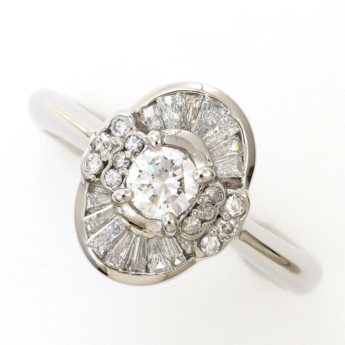 PT900 PLATINUM RING DIAMOND: PT900 Platinum Ring Diamond Brand: No Brand Type/Style: Ring Material: PT900, Main Stone Natular Color: None Size: US 7 7/8 Accessories: None Accessories Notice: When purchasing pre-owned
