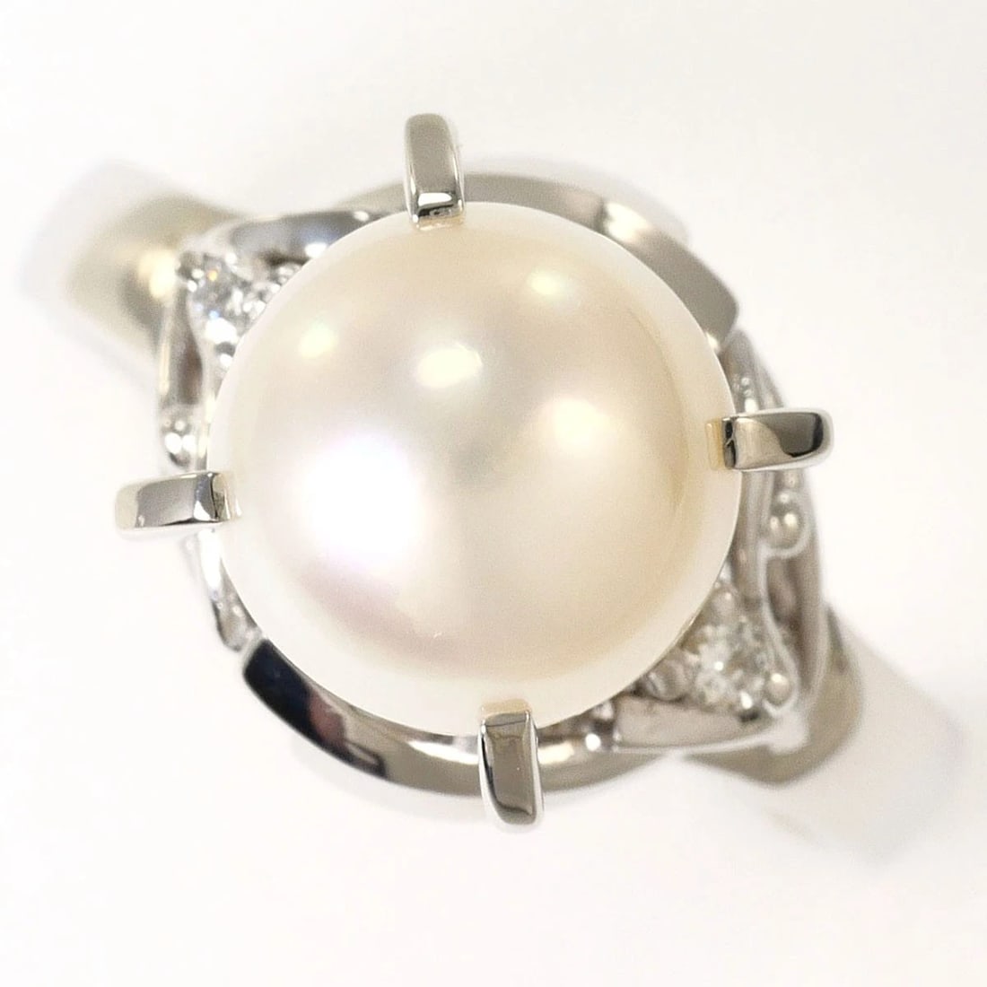 PT900 PLATINUM RING AKOYA PEARL: PT900 Platinum Ring Akoya Pearl Brand: No Brand Type/Style: Ring Material: PT900, Main Stone Natural Color: None Size: Akoya Pearl Accessories: None Accessories Notice: When purchasing pre-owned