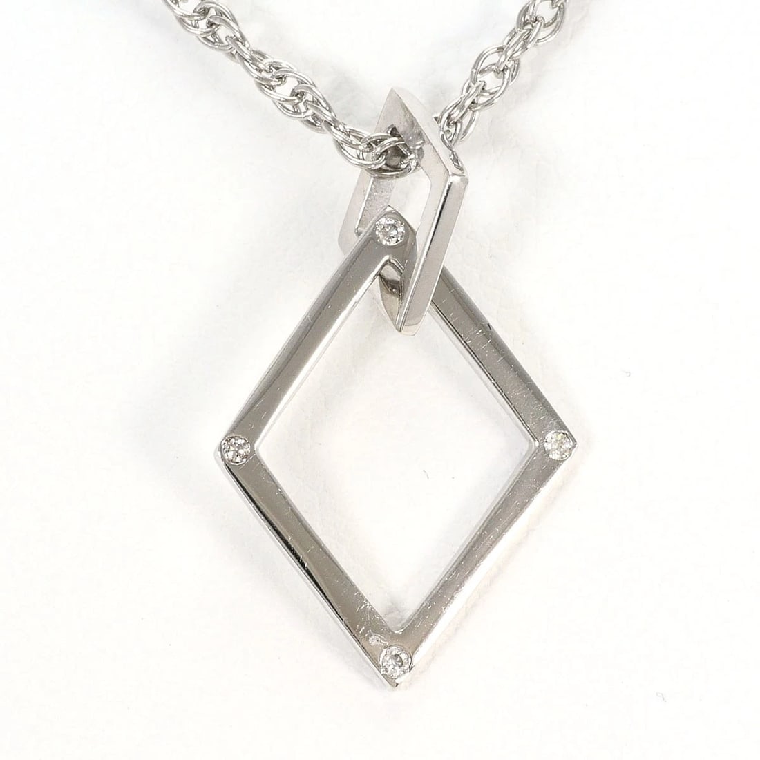 PT900 PLATINUM PT850/PLATINUM NECKLACE DIAMOND: PT900 Platinum PT850/Platinum Necklace Diamond Brand: No Brand Type/Style: Necklace Material: PT900, Main Stone Natural Color: PT, Yellow Gold, Pink Gold Size: Chain Length: 40cm Accessories: None