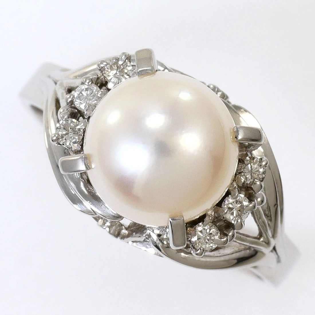 PT900 PLATINUM RING AKOYA PEARL: PT900 Platinum Ring Akoya Pearl Brand: No Brand Type/Style: Ring Material: PT900, Main Stone Akoya Pearl Color: None Size: US 7 1/4 Accessories: None Accessories Notice: When purchasing pre-owned
