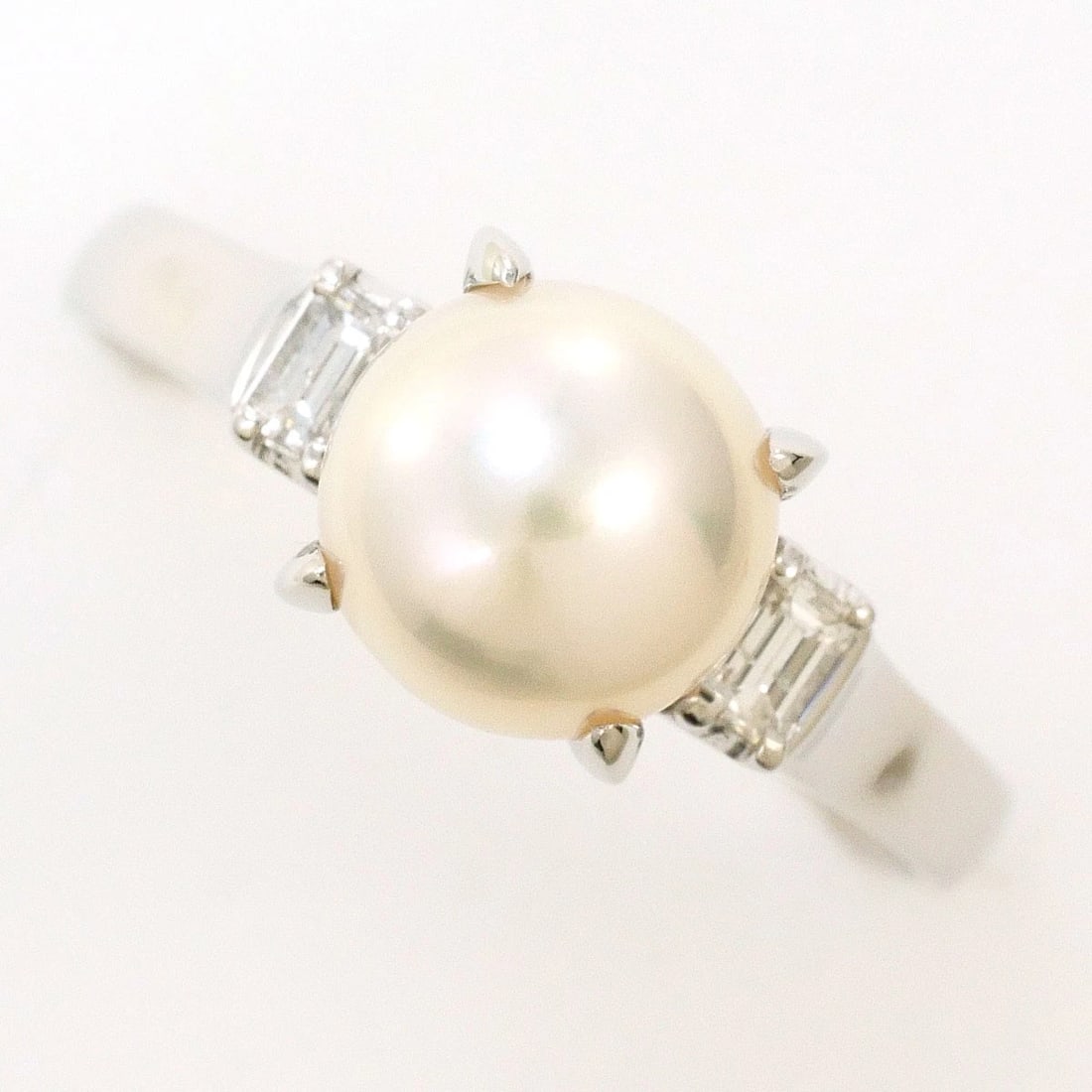 PT900 RING PEARL: PT900 Ring Pearl Brand: No Brand Type/Style: Ring Material: PT900, Main Stone Cultured Pearl Color: None Size: US 8 7/8 Accessories: None Accessories Notice: When purchasing pre-owned goods, please