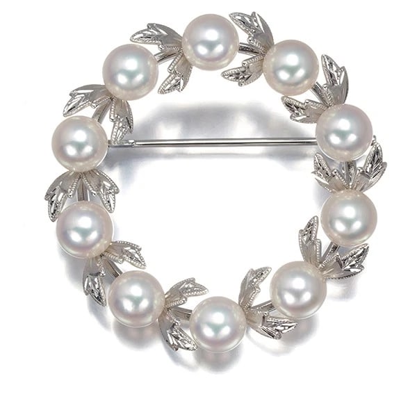 MIKIMOTO BROOCH AKOYA PEARL: Mikimoto Brooch Akoya Pearl Brand: MIKIMOTO Type/Style: Brooch Material: 18K/ 750/ White Gold, Color: White Gold Size: Design size: 33.5 x 35mm Accessories: None Accessories Notice: When purchasing