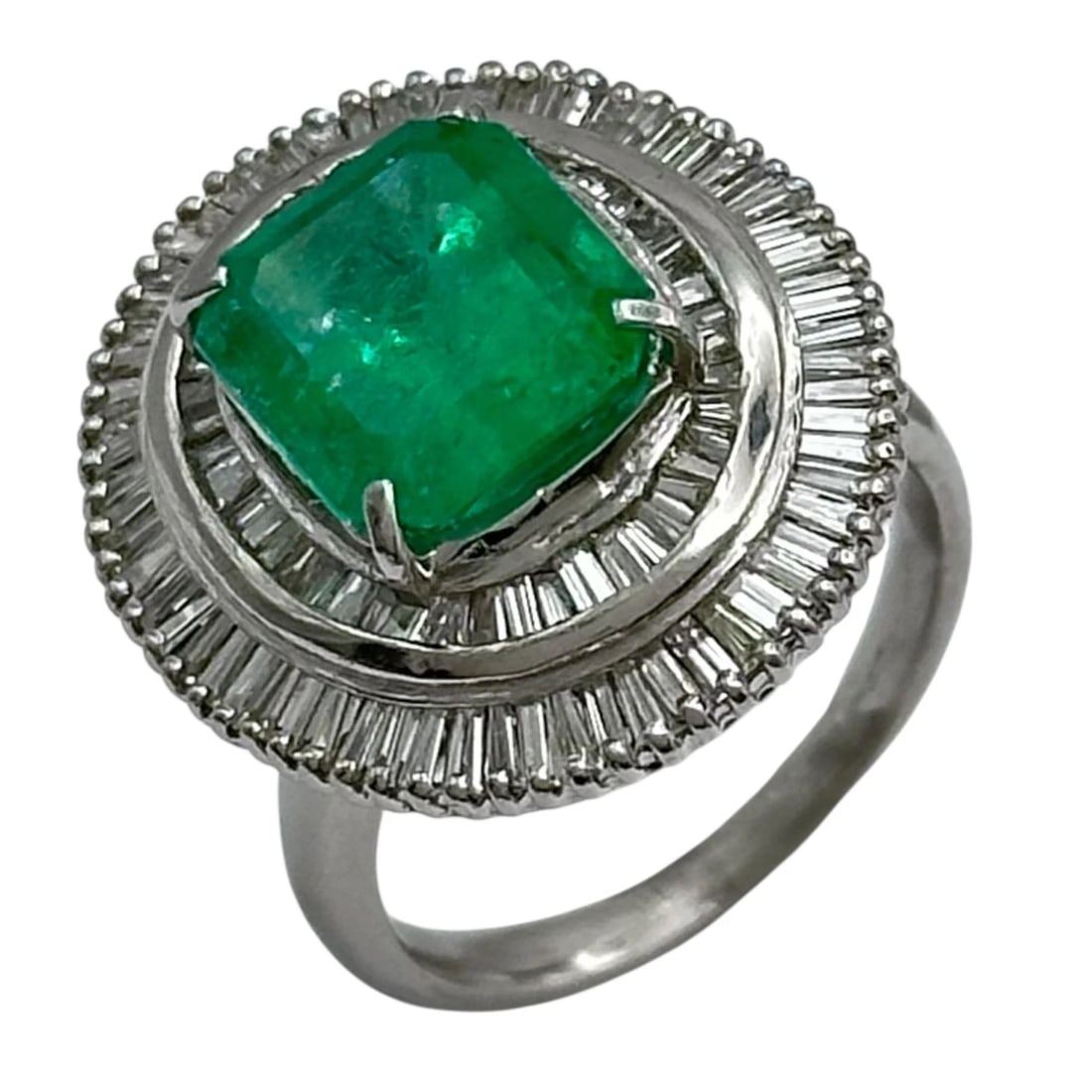 EMERALD RING PLATINUM PT900 JEWELRY: Emerald Ring Platinum Pt900 Jewelry Brand: Unbranded Type/Style: Ring Material: Pt900, Main Stone Emerald Color: PT Size: 6.5 US Accessories: None Accessories Notice: When purchasing pre-o