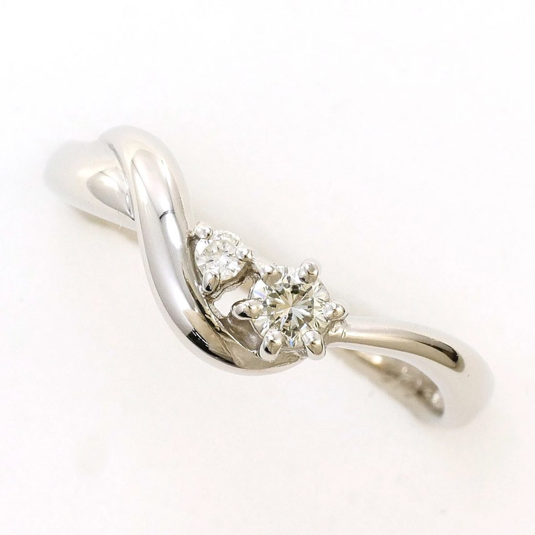 PT900 PLATINUM RING DIAMOND: PT900 Platinum Ring Diamond Brand: No Brand Type/Style: Ring Material: PT900, Main Stone Natural Color: Silver Size: US 5 3/8 Accessories: None Accessories Notice: When purchasing pre-owned goods,