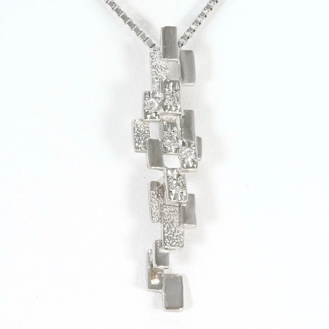 PT900 PLATINUM PT850/PLATINUM NECKLACE DIAMOND: PT900 Platinum PT850/Platinum Necklace Diamond Brand: No Brand Type/Style: Necklace Material: PT900/PlatinumPT850/Platinum, Main Stone Natural Color: None Size: Top size?H:about31?W:about8mm(Top and
