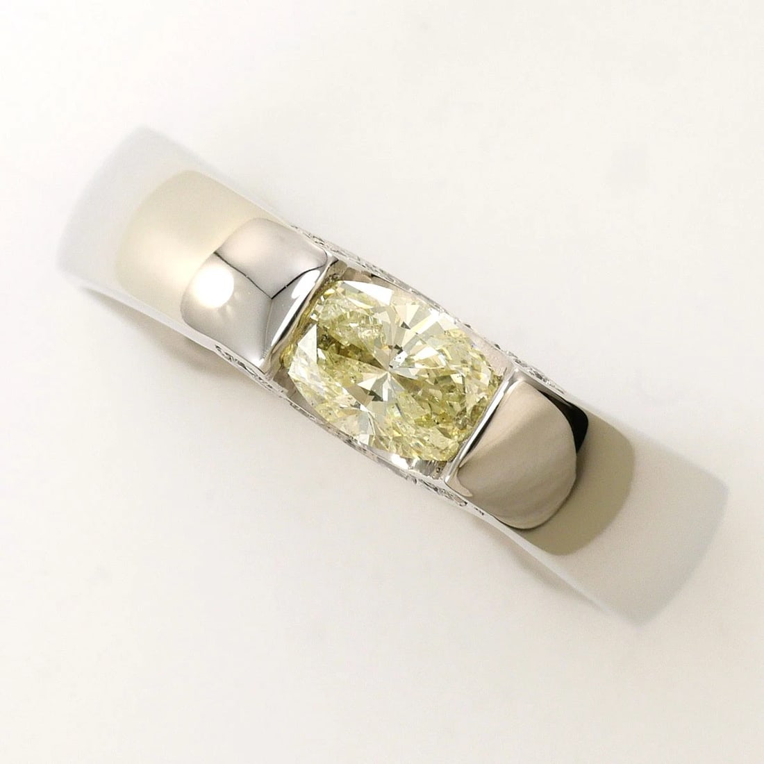PT900 PLATINUM RING YELLOW DIAMOND: PT900 Platinum Ring Yellow Diamond Brand: No Brand Type/Style: Ring Material: PT900, Main Stone Natural Color: None Size: US 8 Accessories: None Accessories Notice: When purchasing pre-own