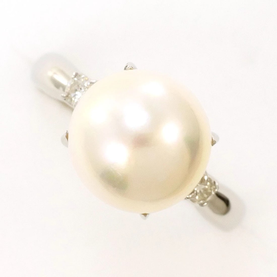 PT900 PLATINUM RING PEARL (NATURAL): PT900 Platinum Ring Pearl (Natural) Brand: No Brand Type/Style: Ring Material: PT900, Color: Silver Size: US 4 5/8 Accessories: None Accessories Notice: When purchasing pre-owned goods, please refer